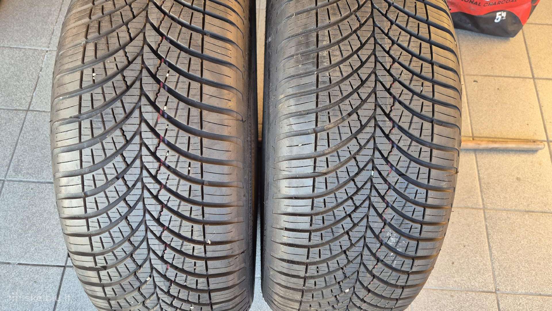 Dvi geros visasezoninės 215/55 R17 Good Year