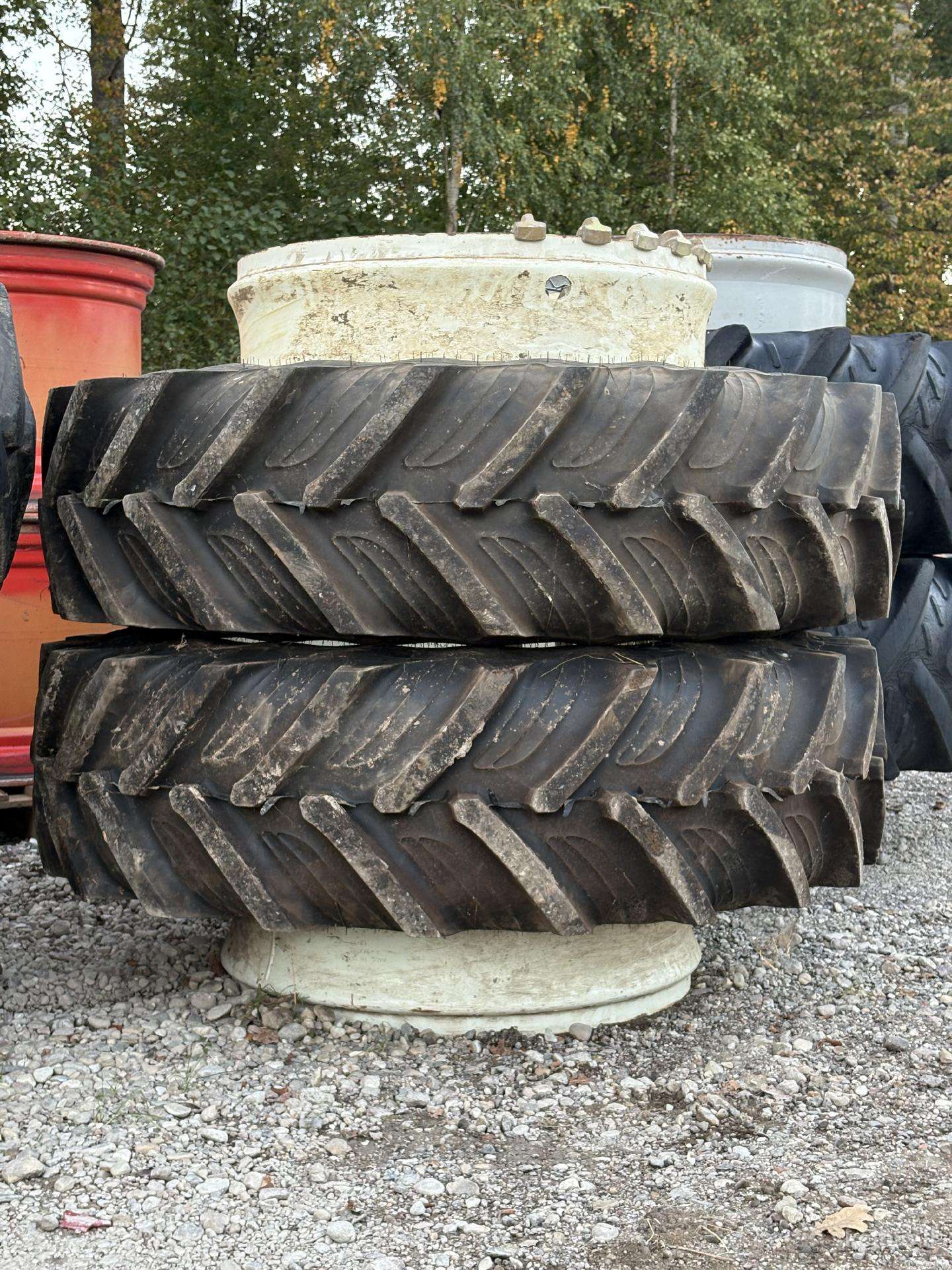 16,9 R34 (420/85r34) Taurus traktoriaus dubliai