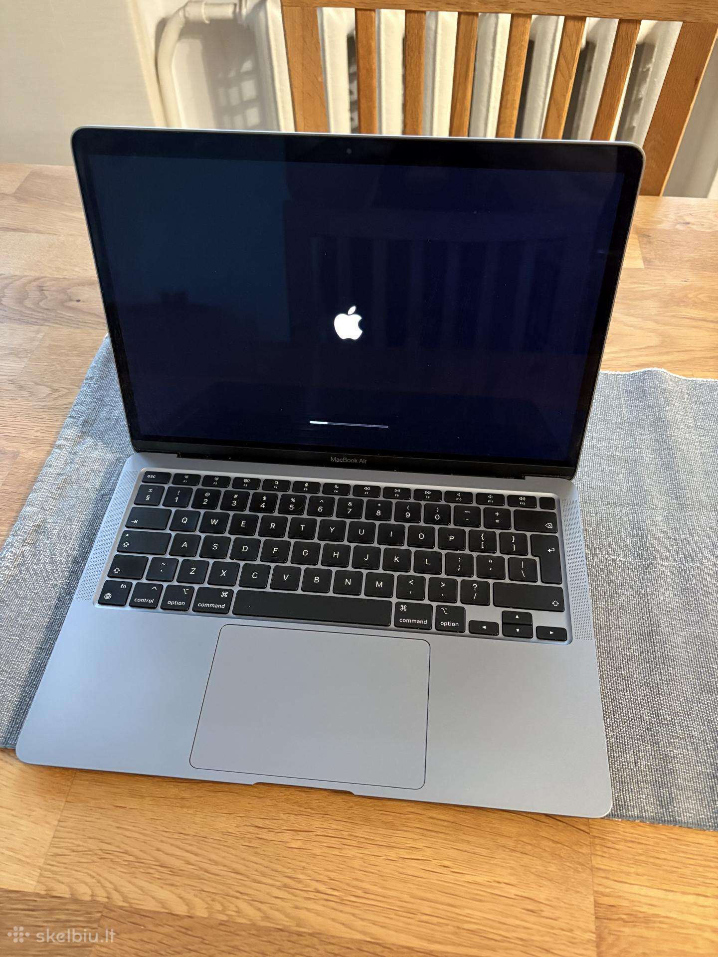 MacBook Air M1; 2020; 256gb SSD; 8ram; (13,3inch)