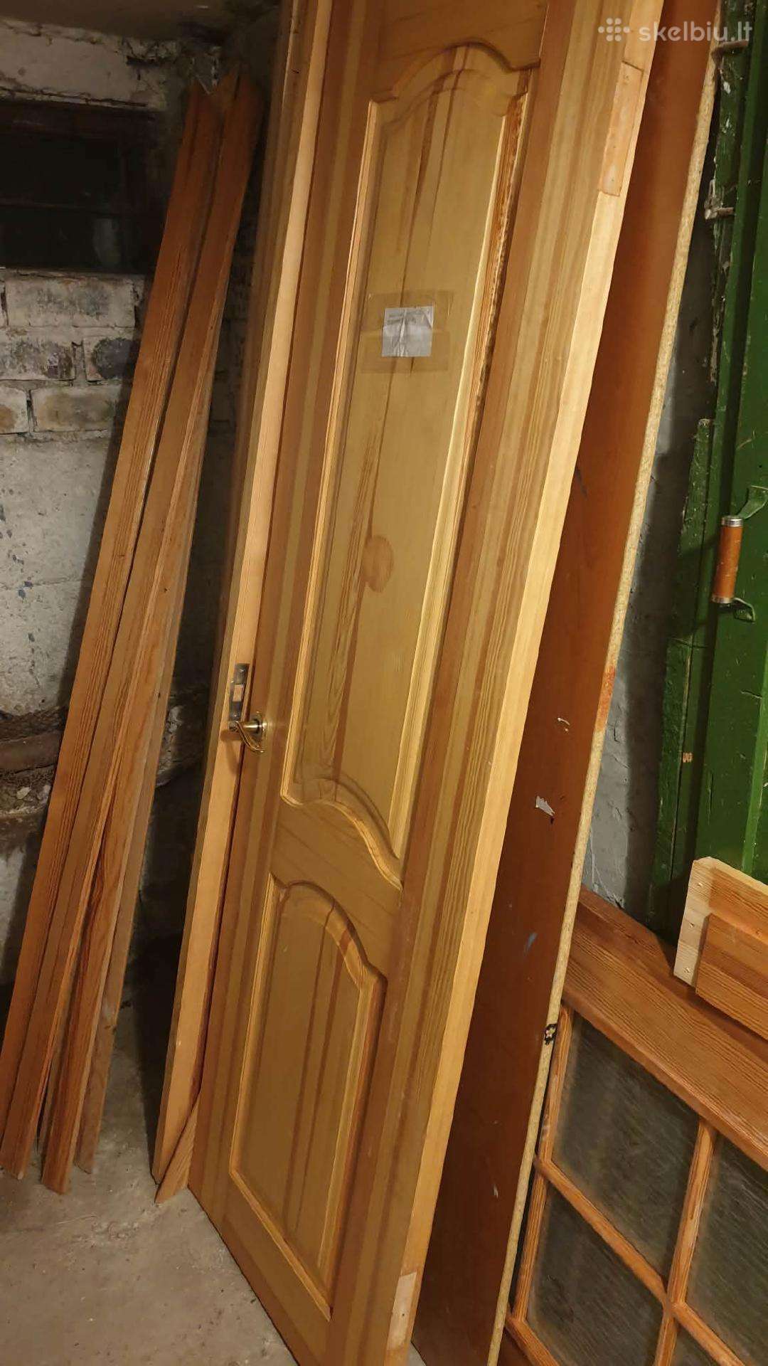 Parduodamos medinės durys.