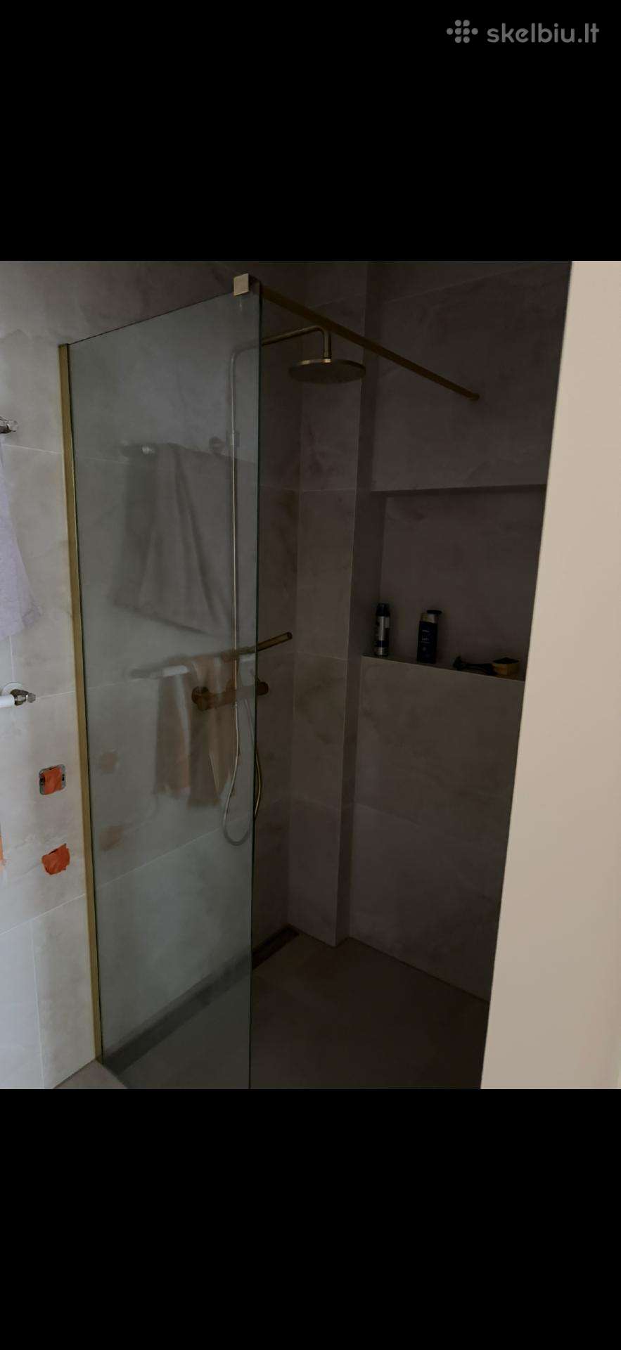 Šlifuoto aukso dušo sienelė