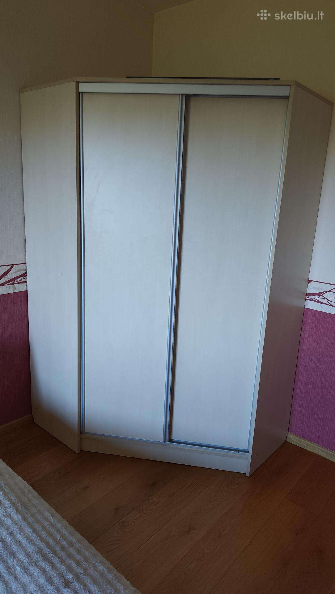 Atiduodu kampinę spintą