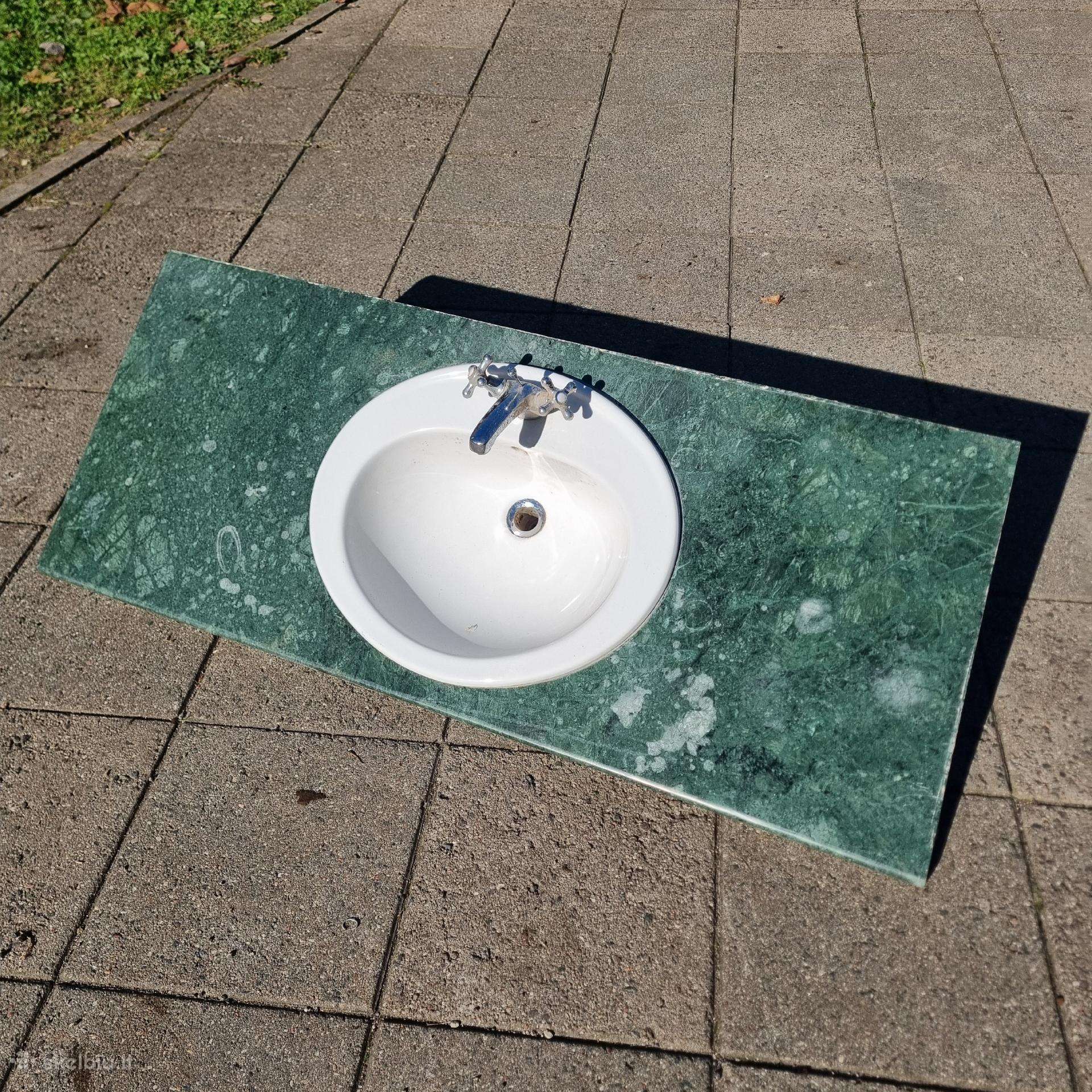 Marmuro stalviršis su kriaukle