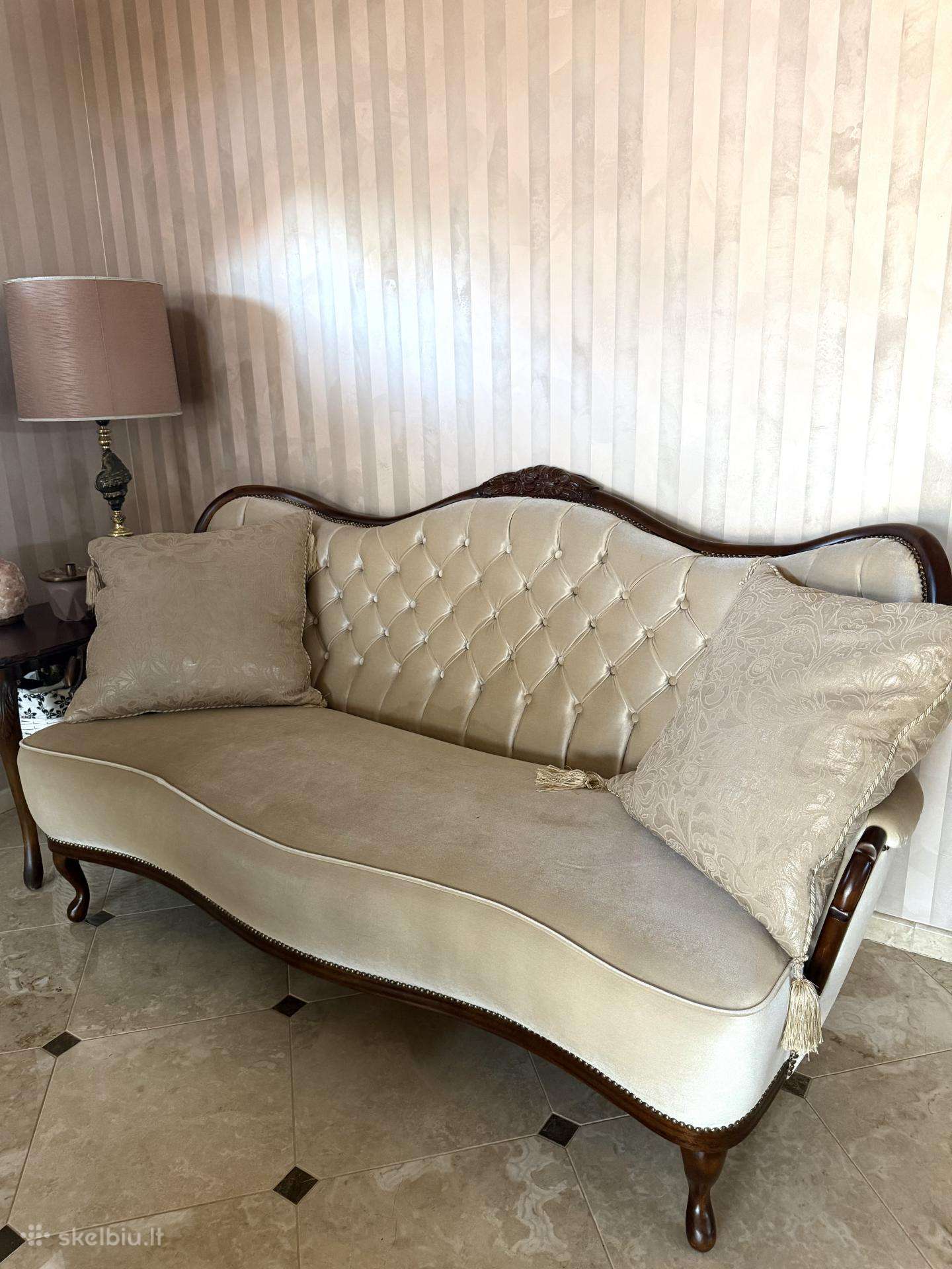 Vintažinio stiliaus klasikinė sofa
