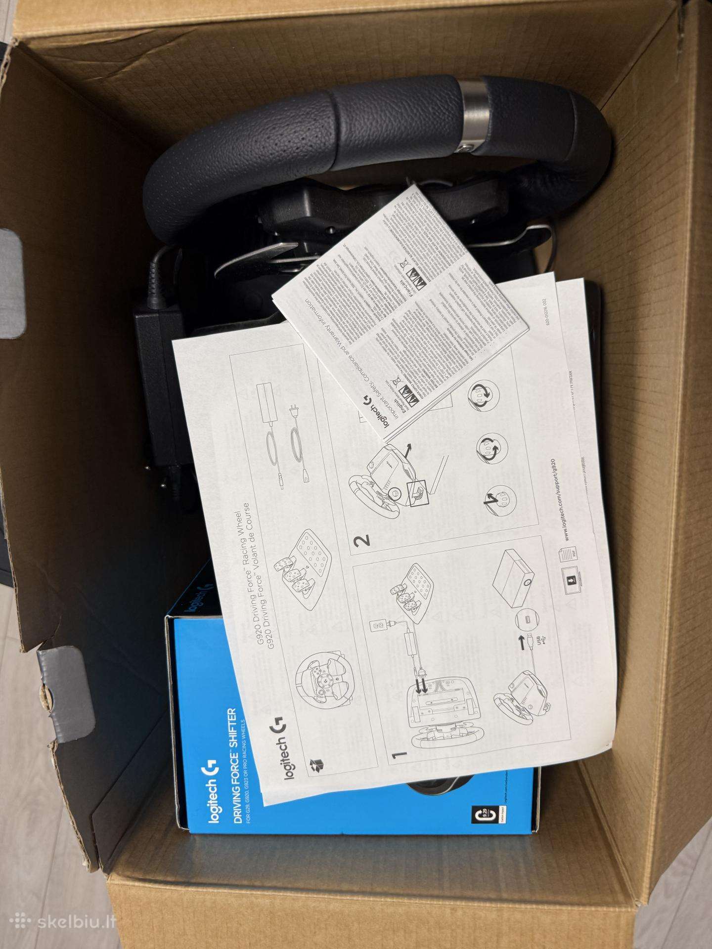 Logitech vairas su begiais ir pedalais