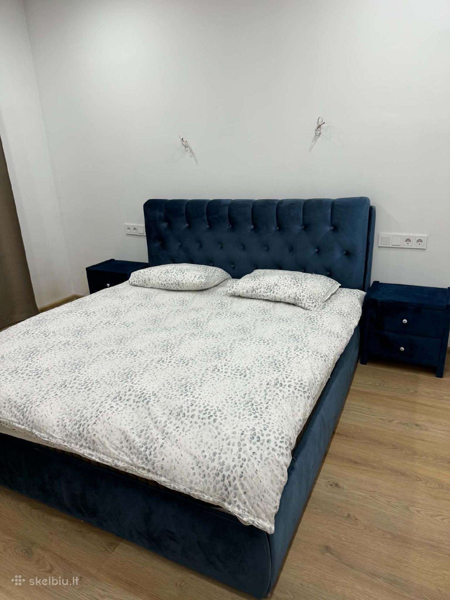 Dvigulė lova 180x200 su čiuziniu ir spintelėmis