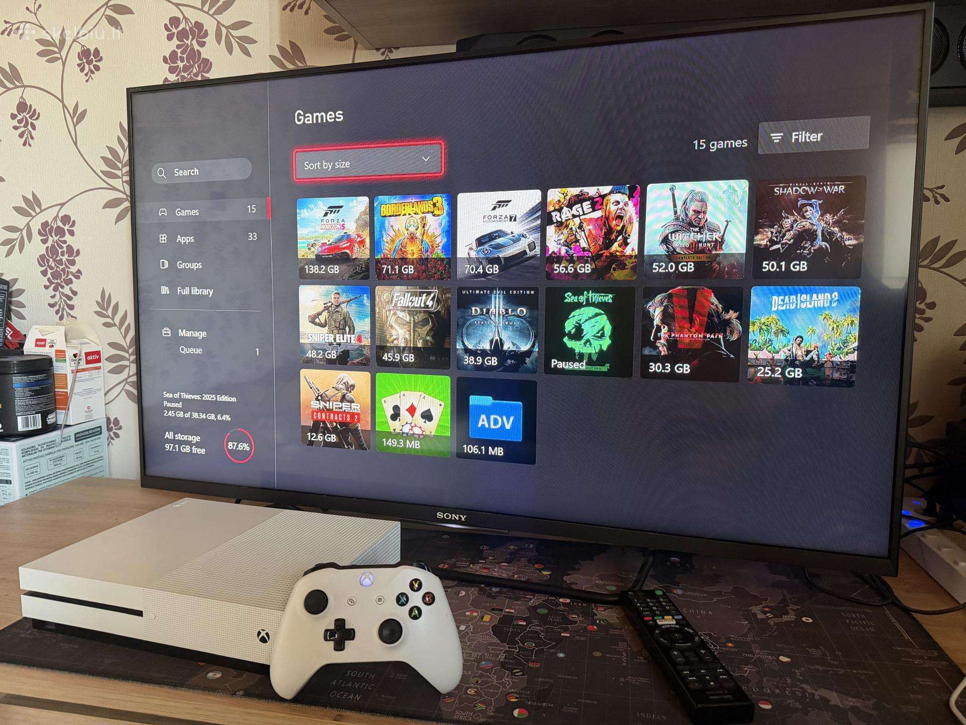 Xbox žaidimų konsolė ir sony android TV.