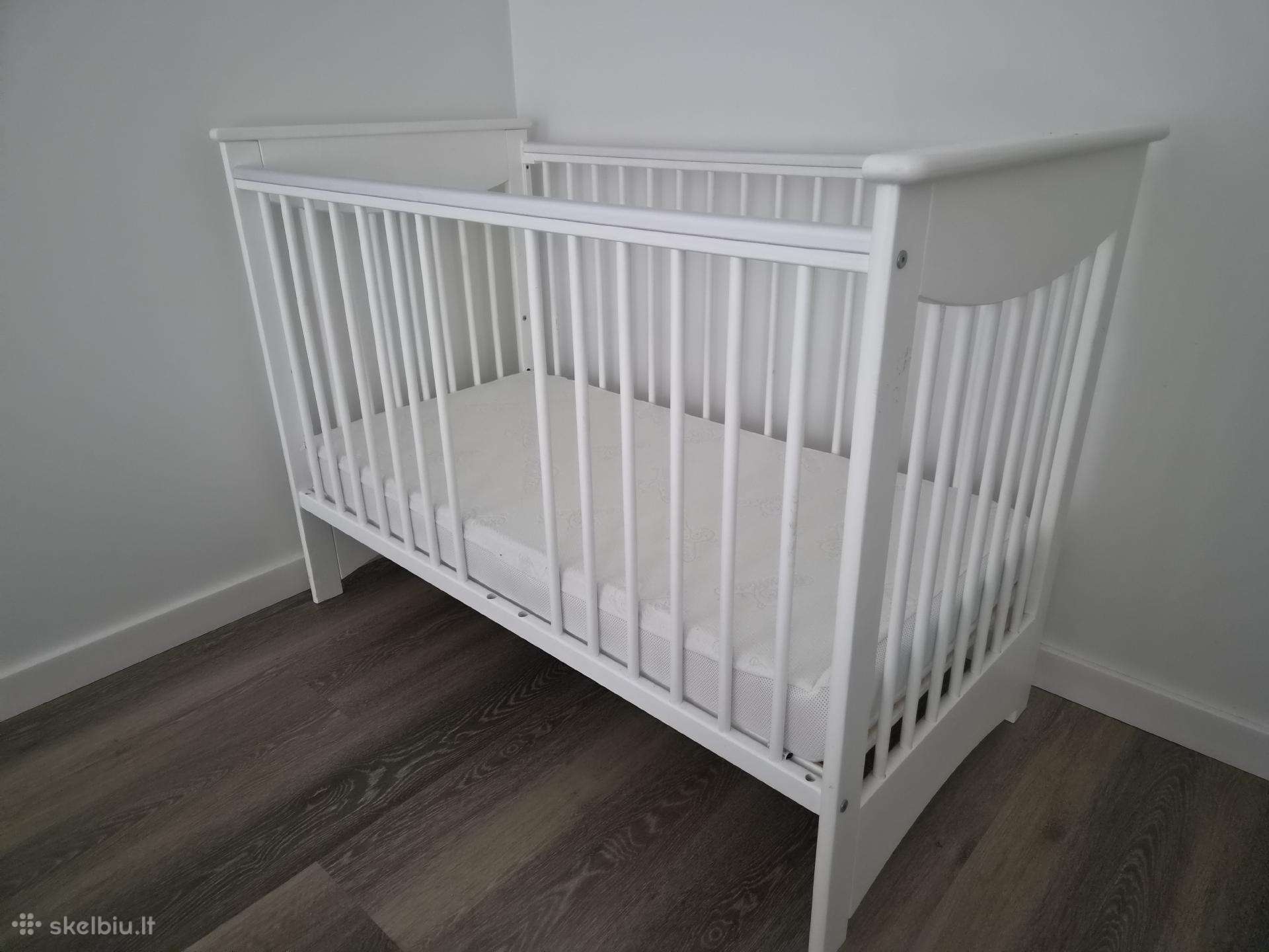 Atiduodama vaikiška lovytė