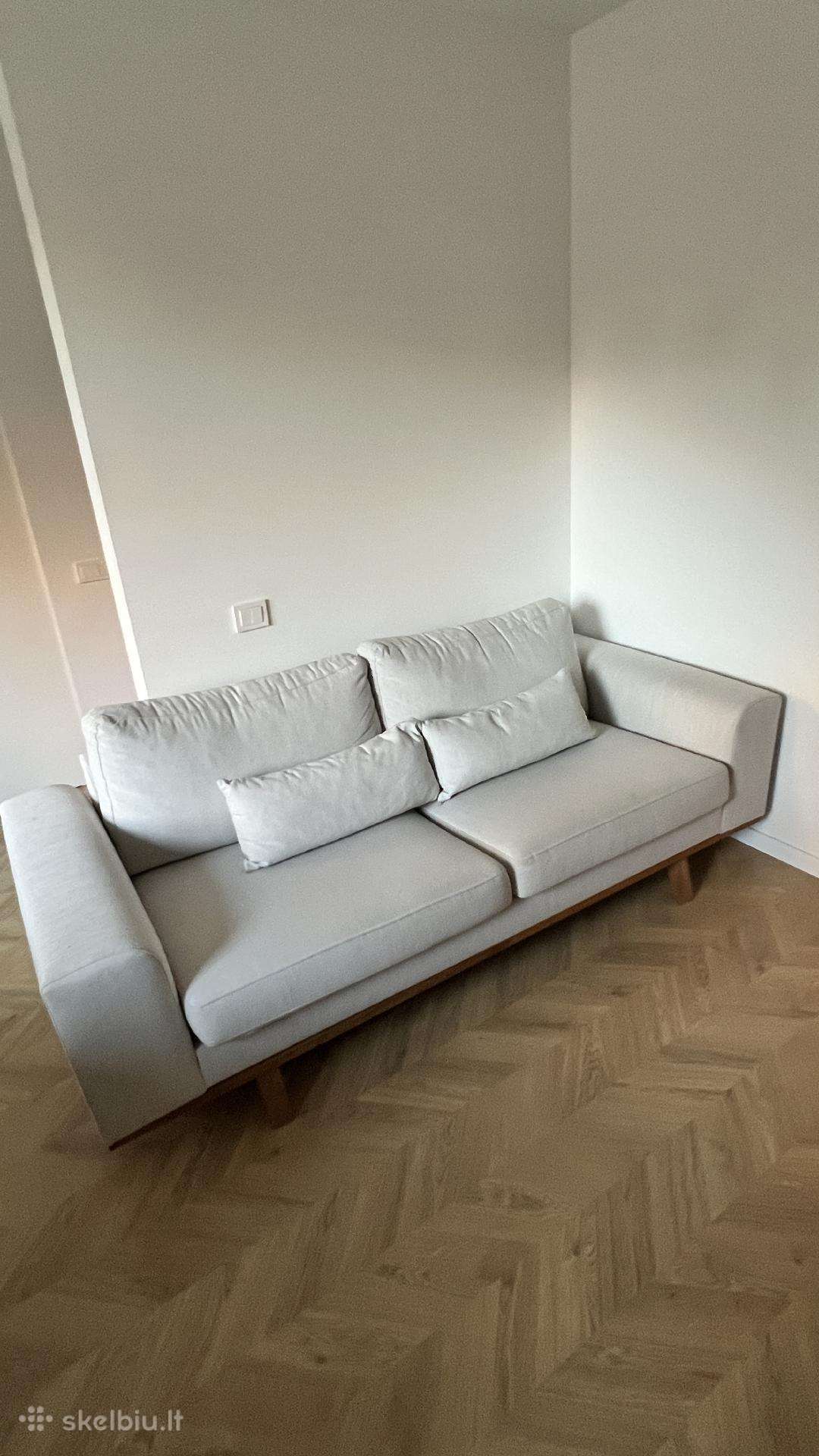 Šviesiai pilka sofa