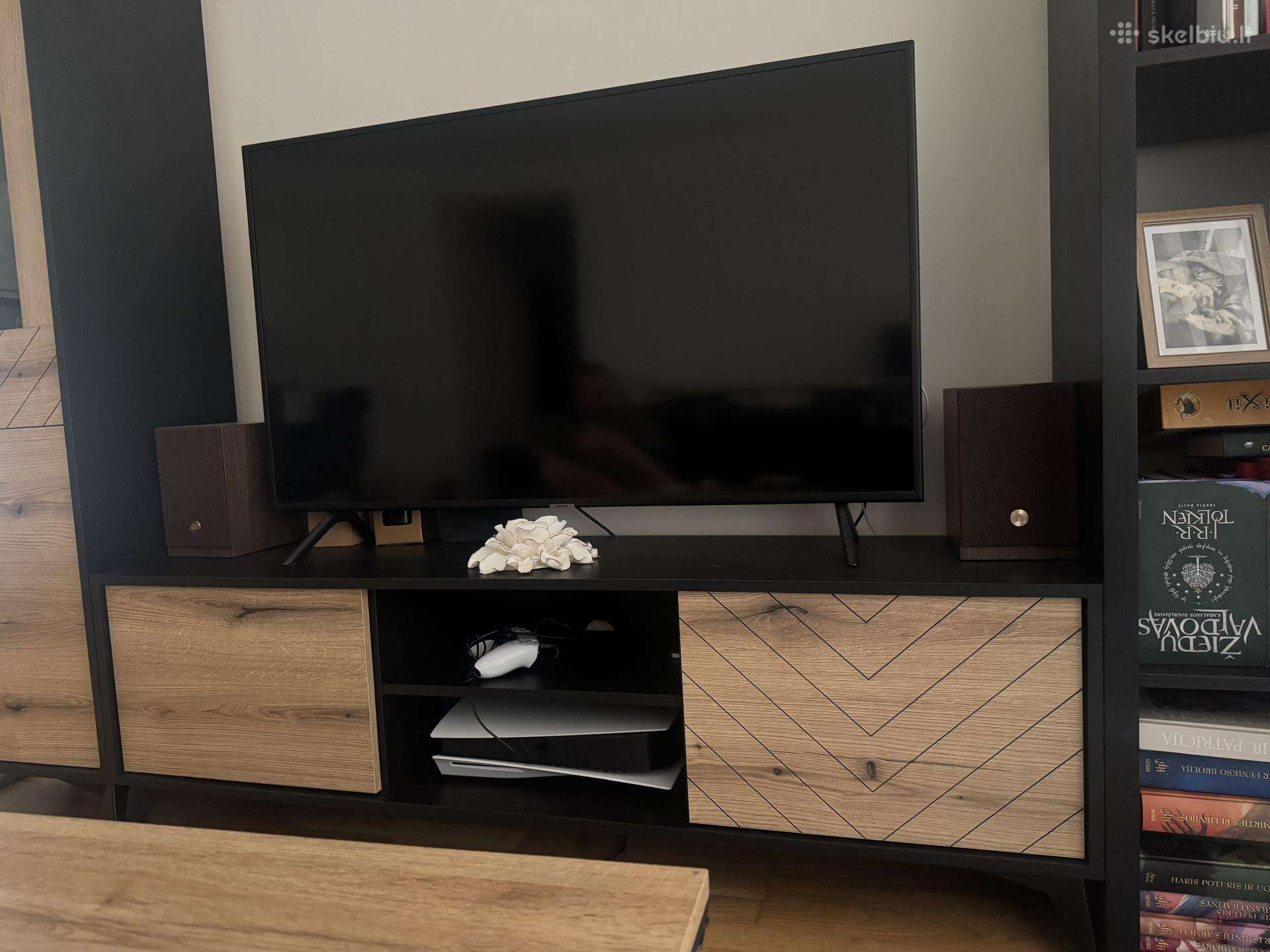 TV staliukas ir indauja