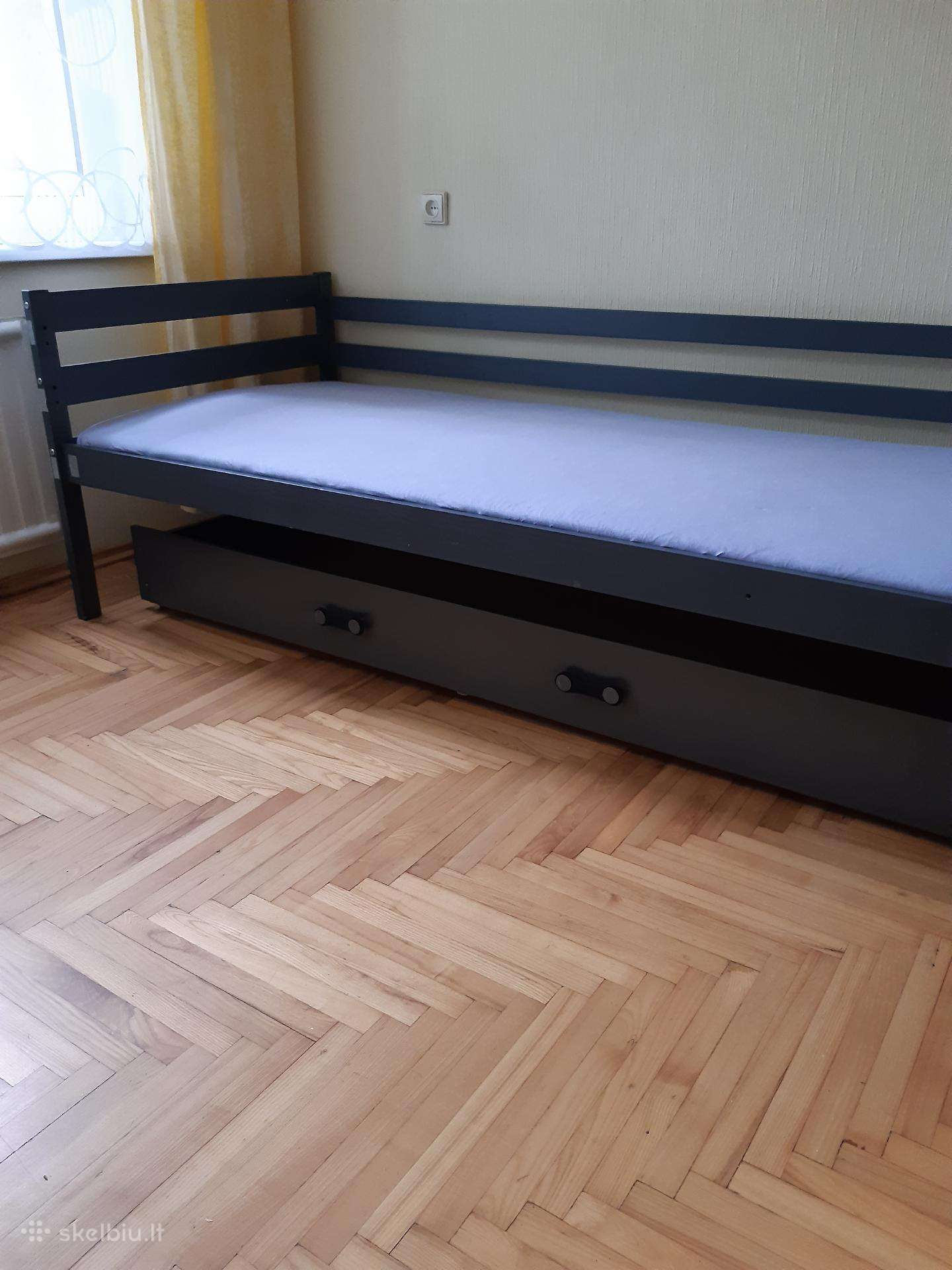 Dvi viengulės lovos vaikams/paaugliams