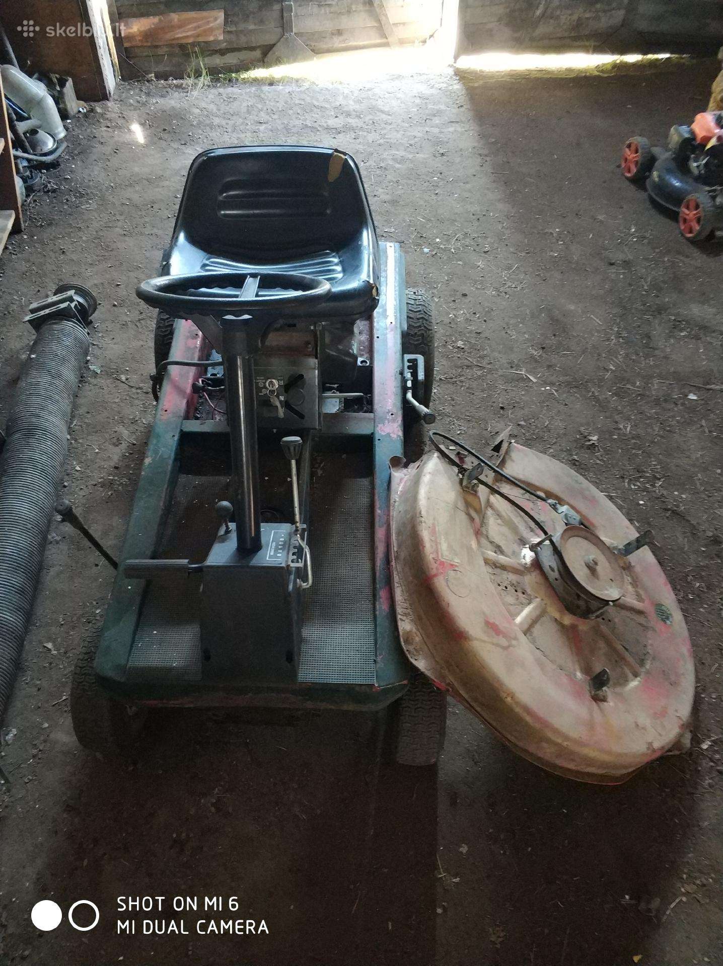 Neveikiantis žolei pjauti traktoriukas.