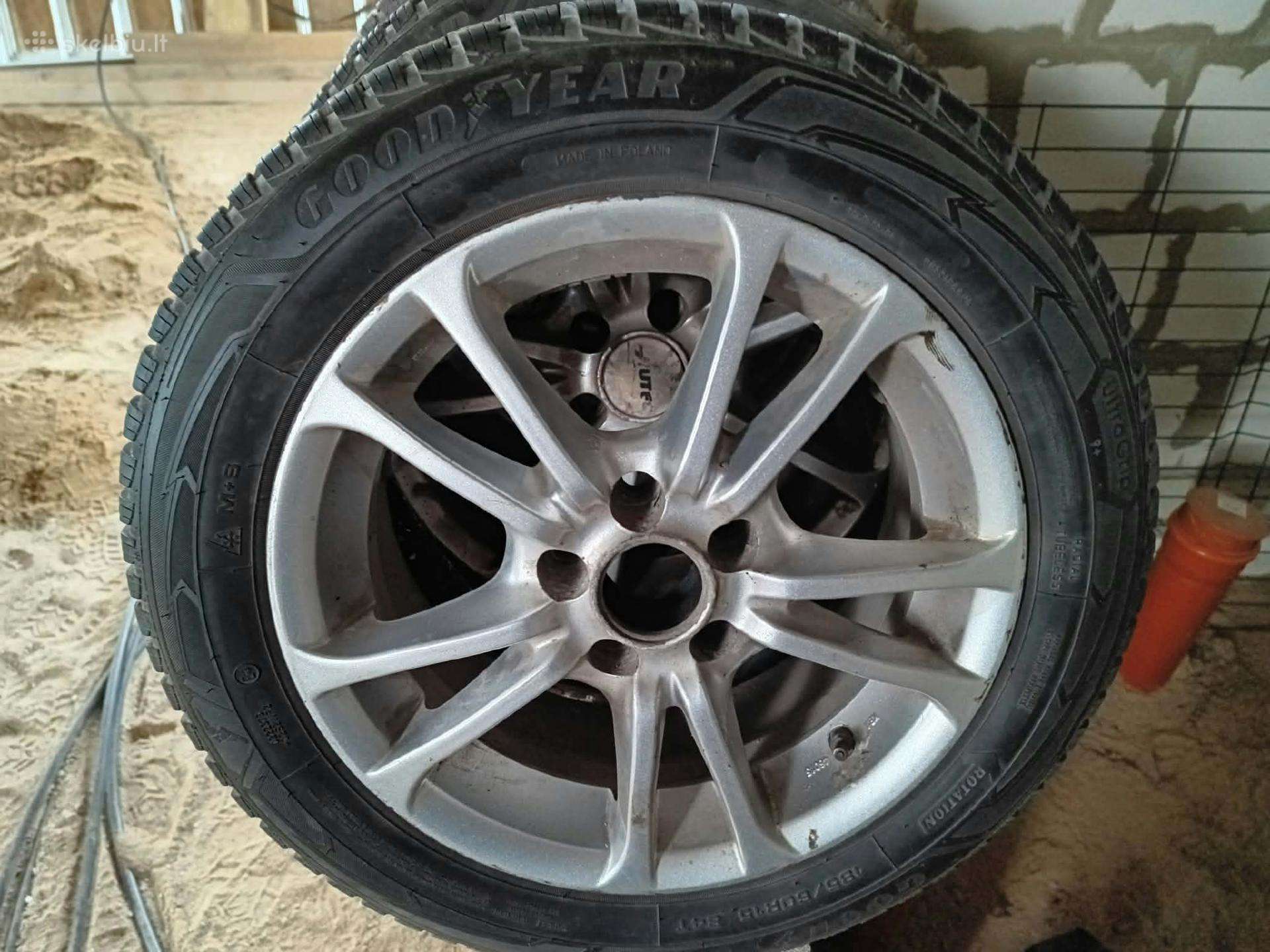 Žieminės Goodyear R15 padangos ir lieti ratlankiai