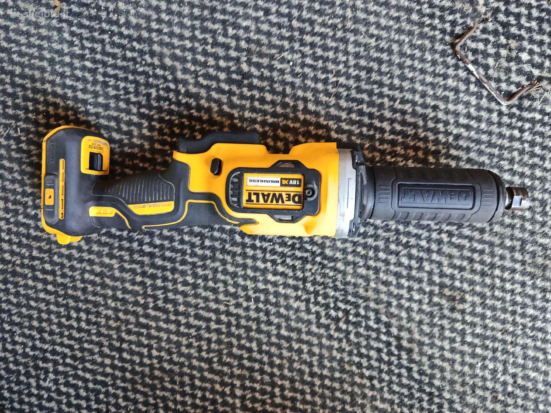 Tiesinis kampinis šlifuoklis Dewalt Dcg426.