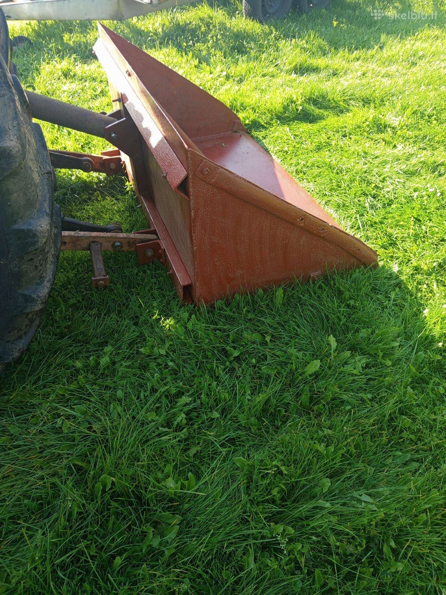 Kausas traktoriui,paleciu griebtuvas.