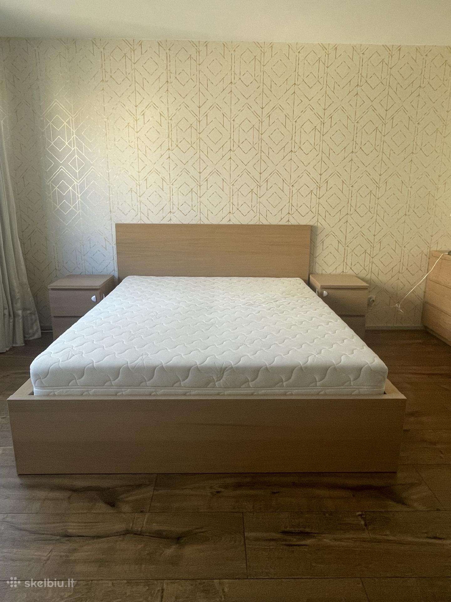 Dvigulė lova + 2 spintelės + 2 komodos + lentyna