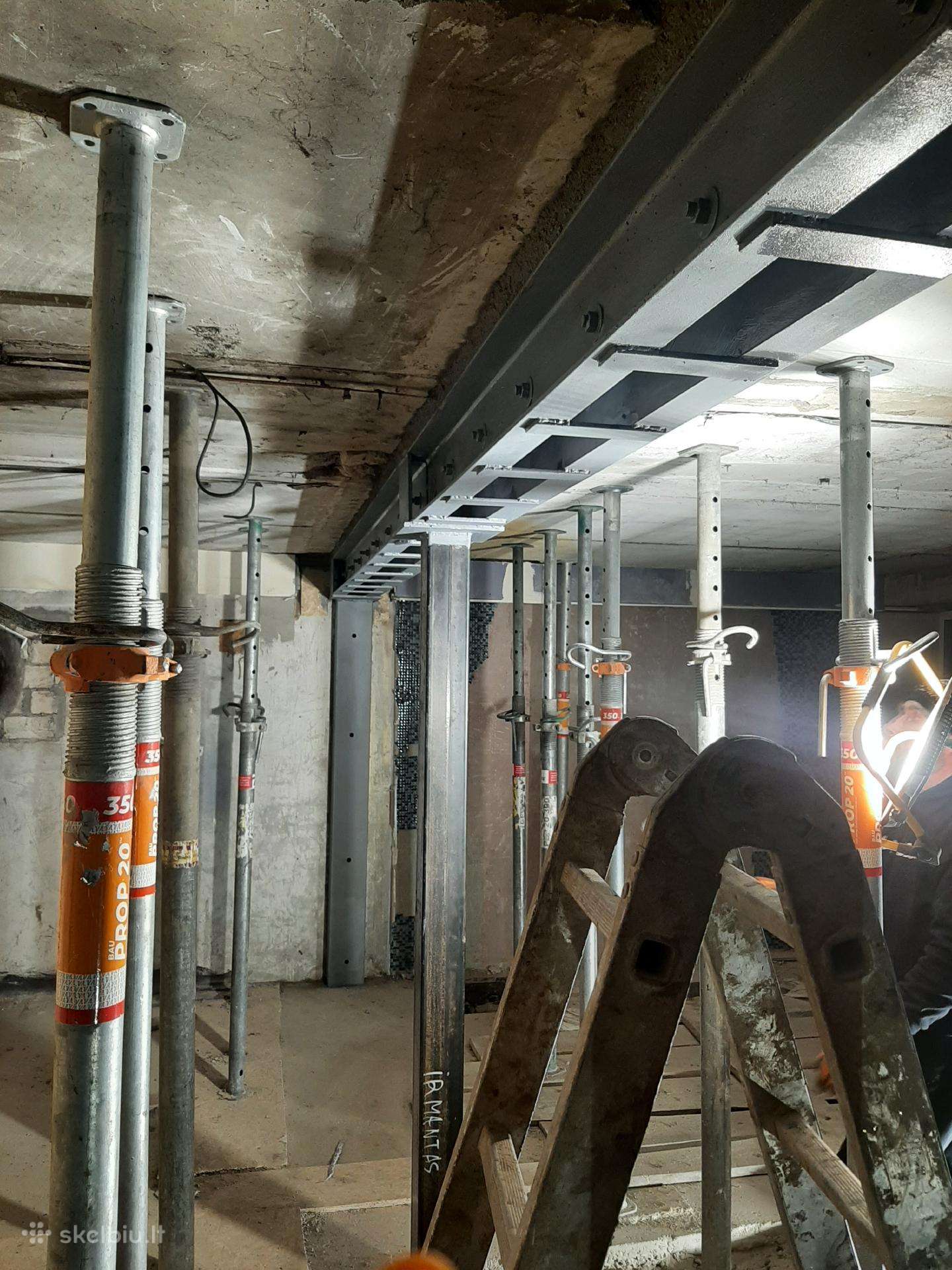 Reikalingi statybininkai ir pagalbiniai