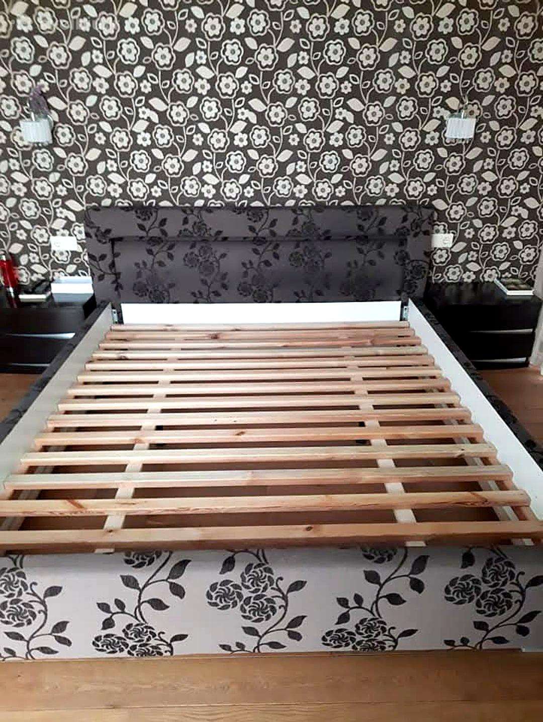 Dvigulė lova 200x180 su minkštu galvūgaliu