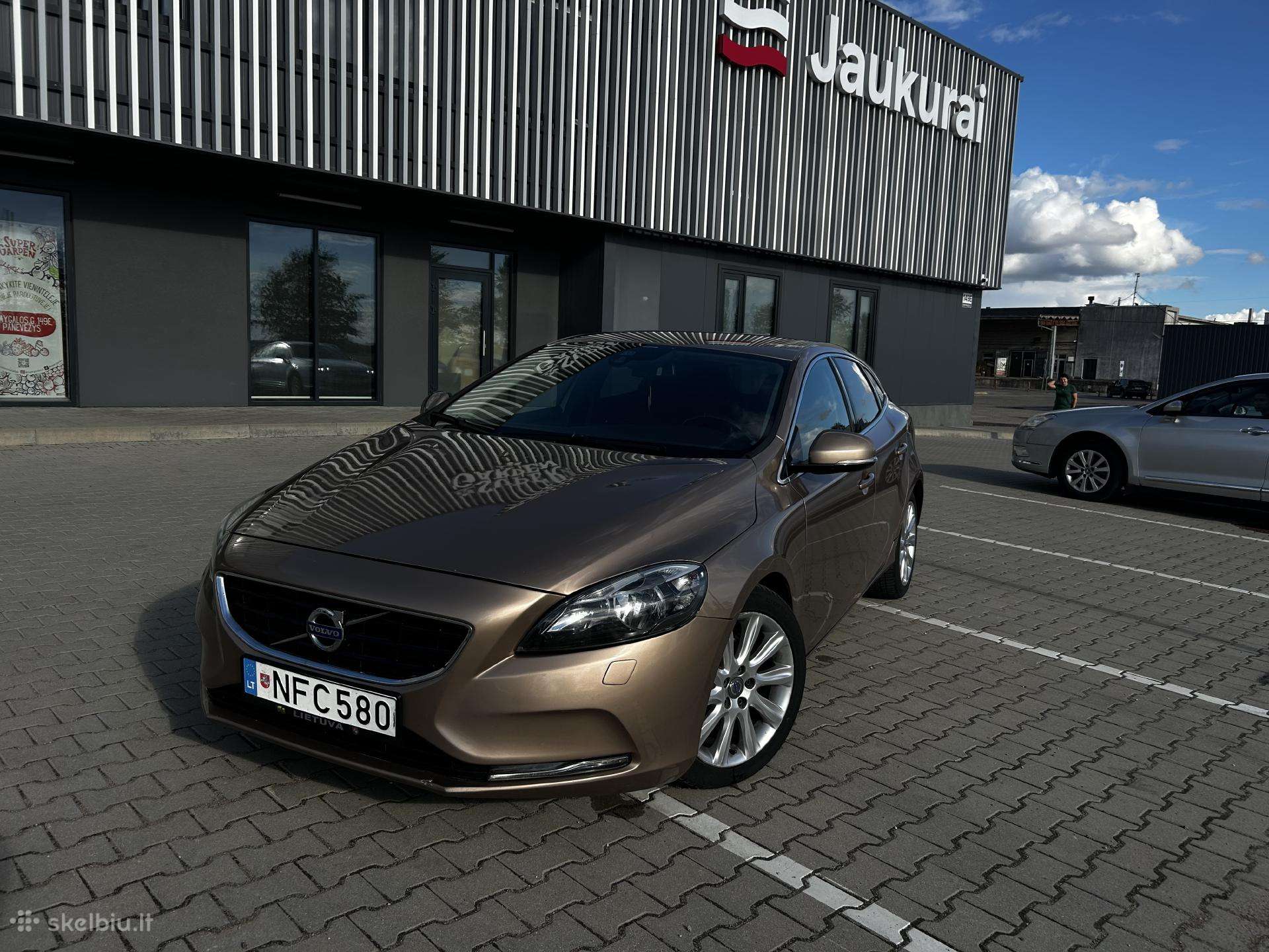 Volvo v40