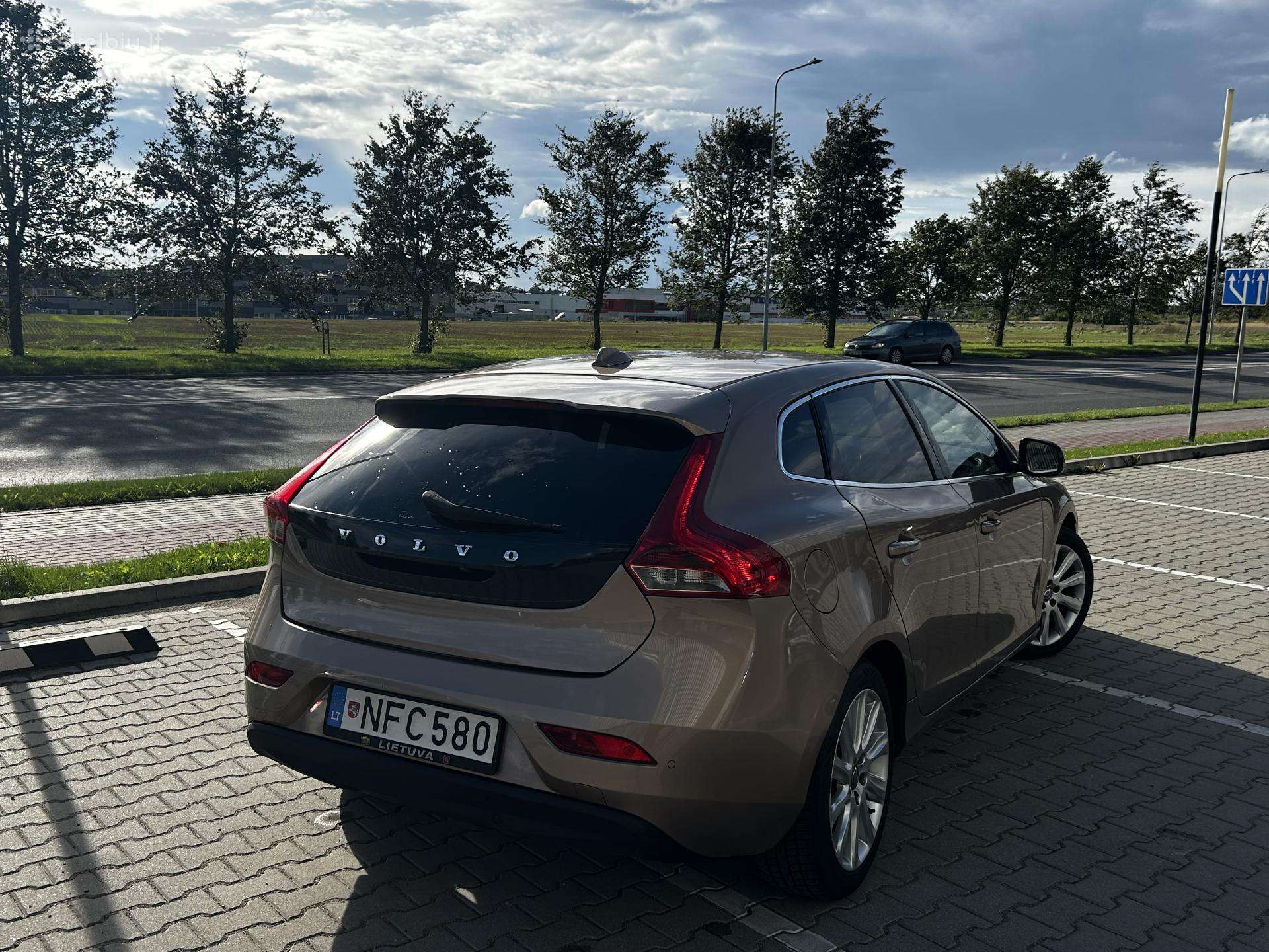 Volvo V40, 1.6 l., Хэтчбек