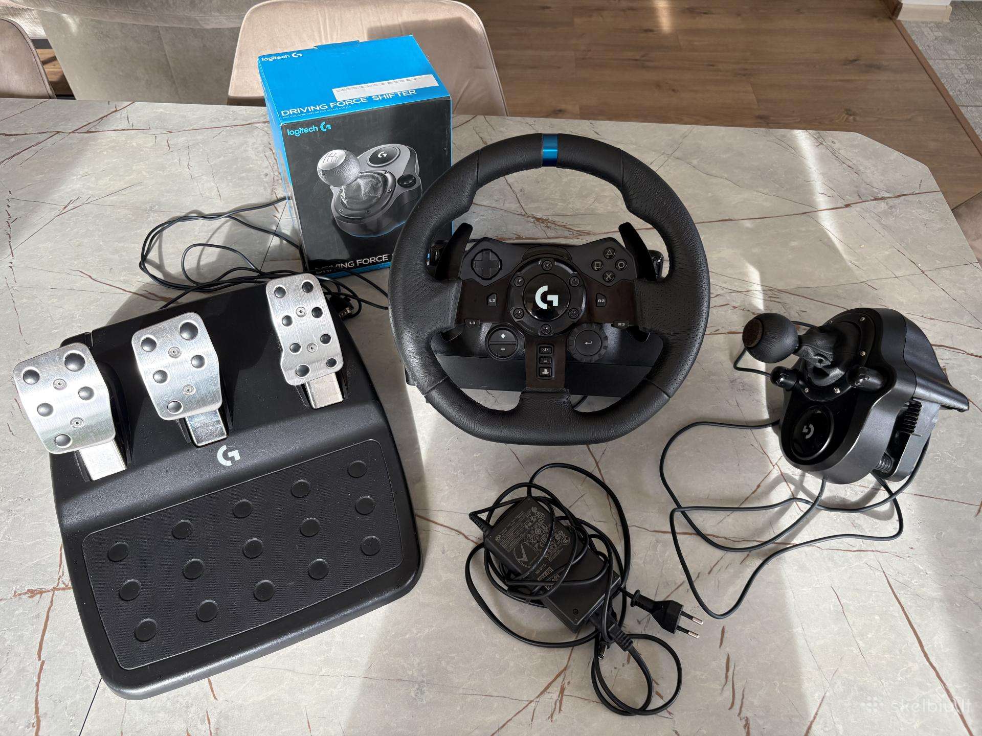 Logitech G923 + pedalai + Driving Force Shifter