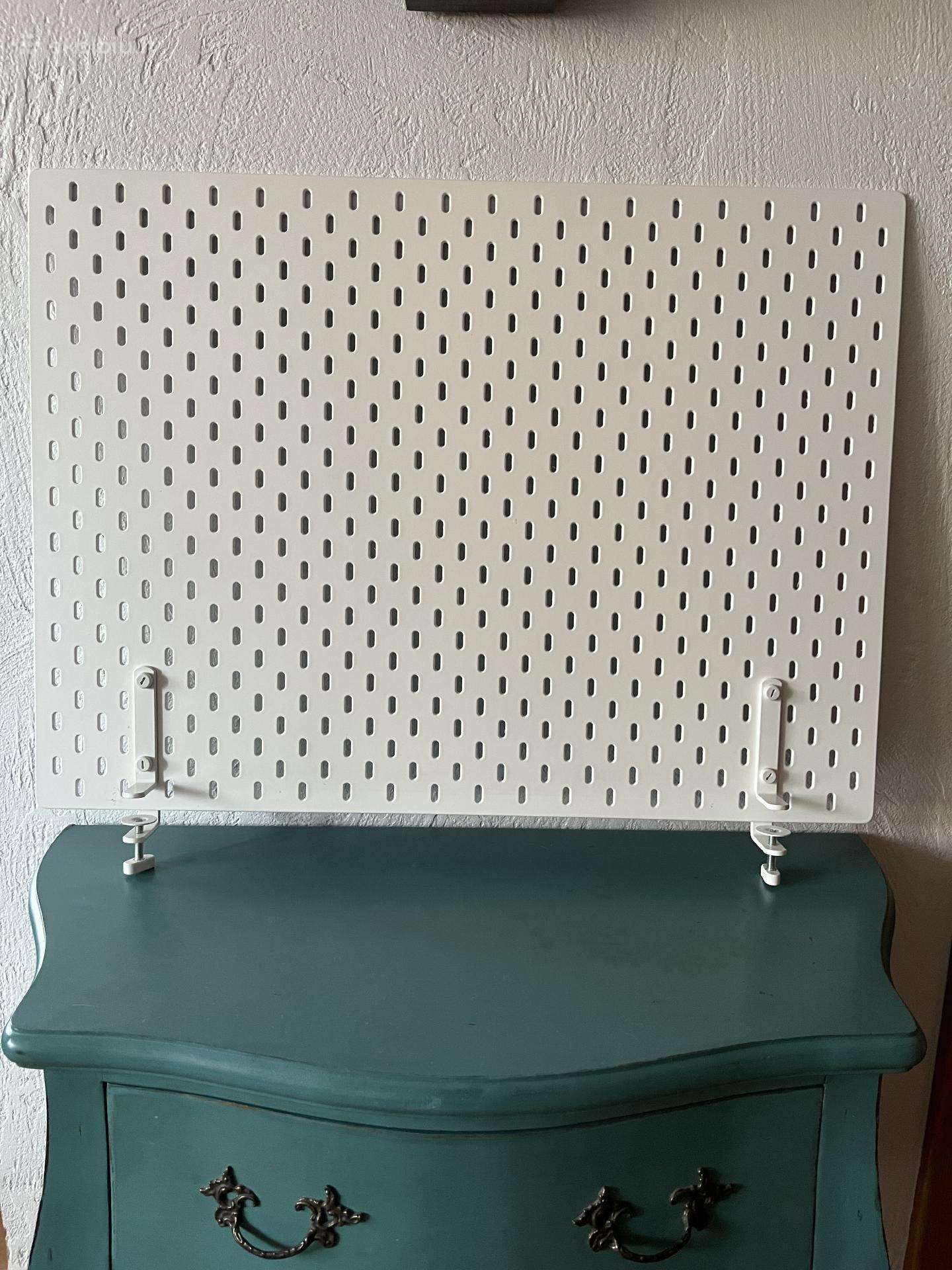 Perforuotos lenta prie stalo 56x56cm
