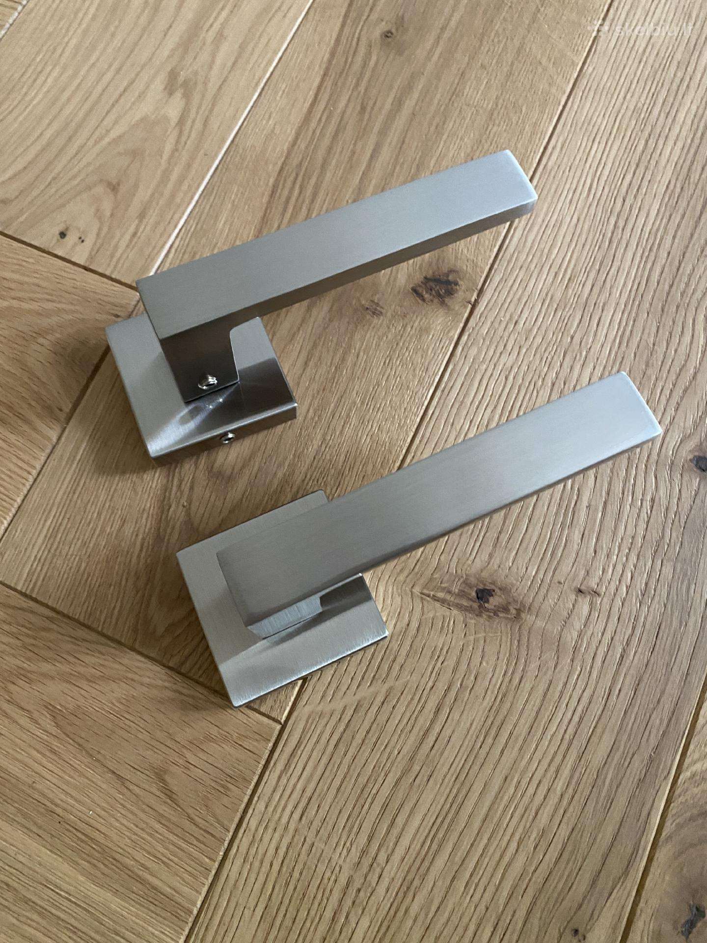 Naujos durų rankenos