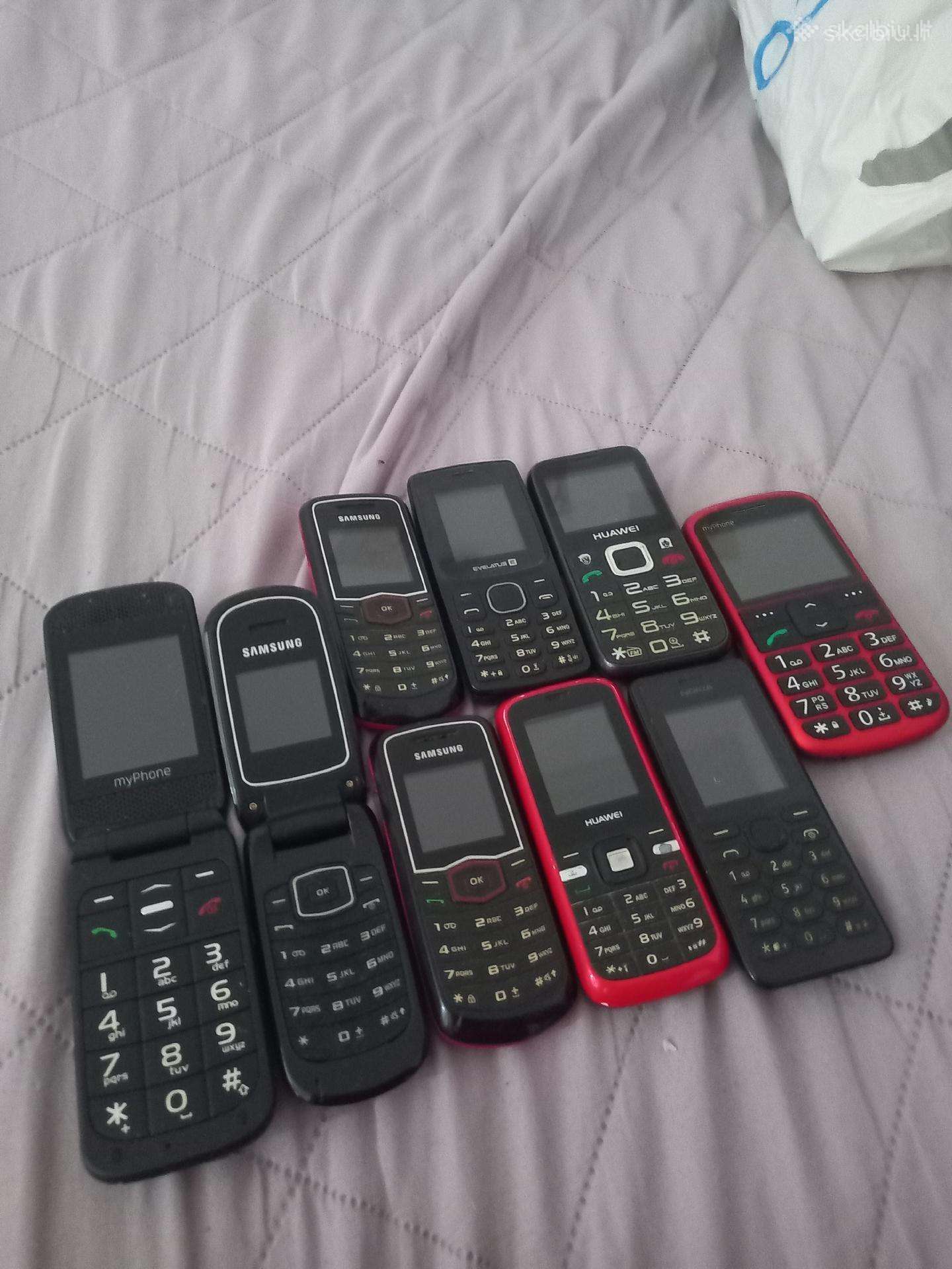 Tvarkingi mygtukiniai telefonai su įkrovikliais