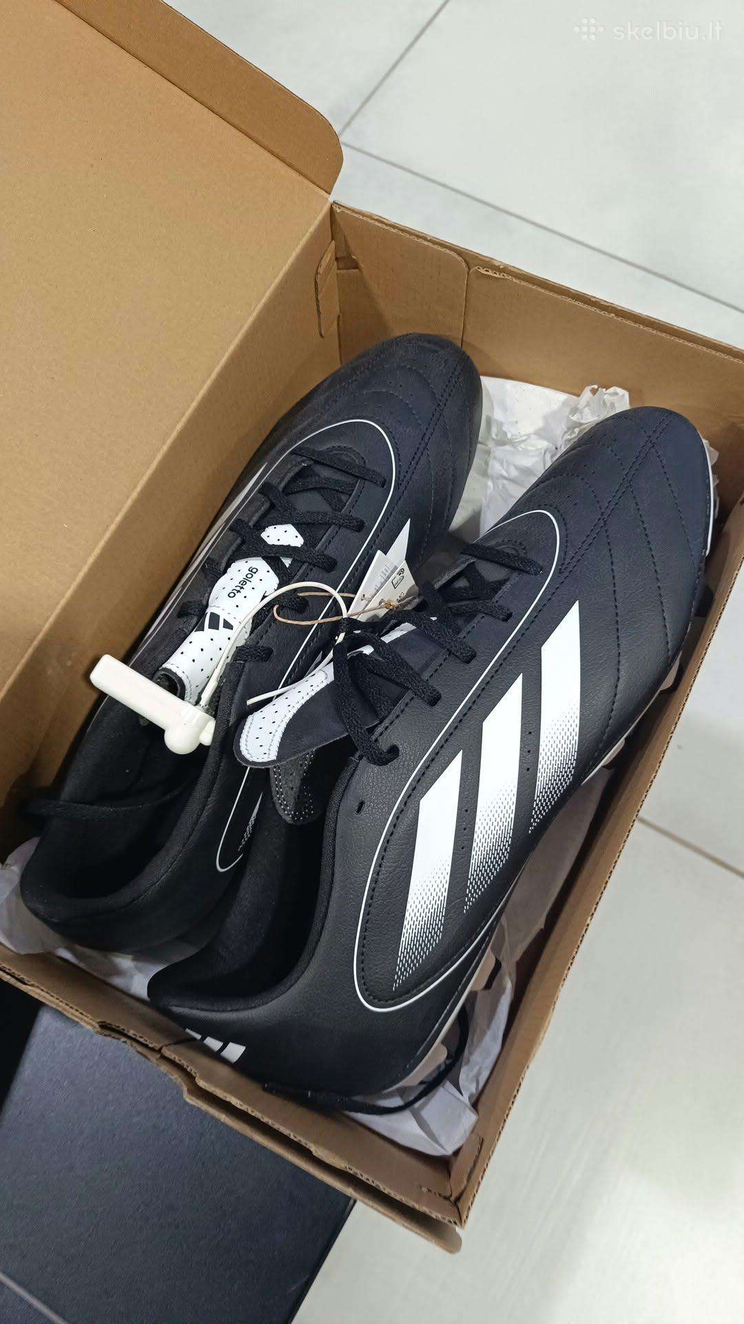 Adidas futbolo bateliai 48.7 dydis