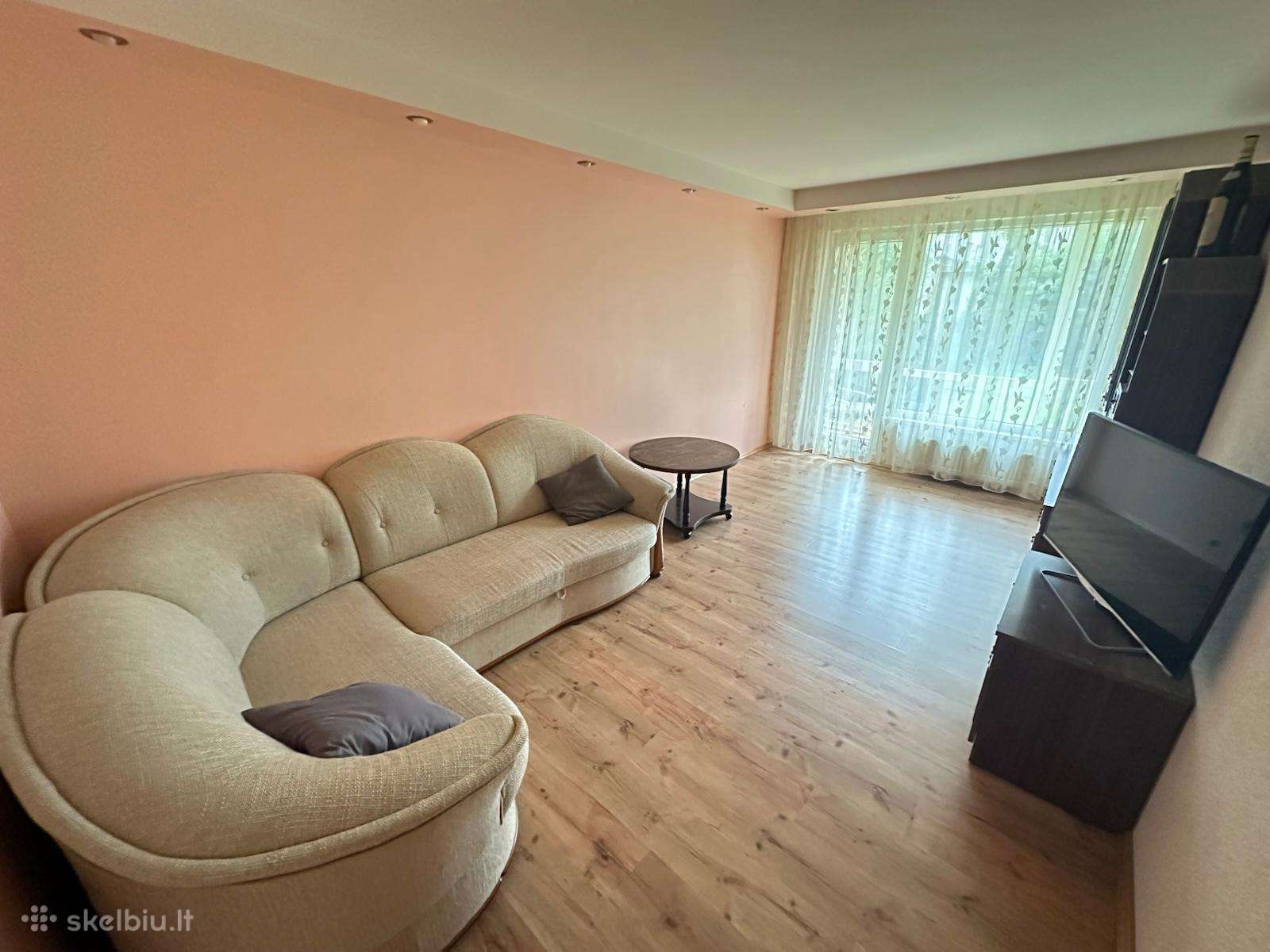 Nuomojamas tvarkingas ir jaukus 2 kambarių butas.