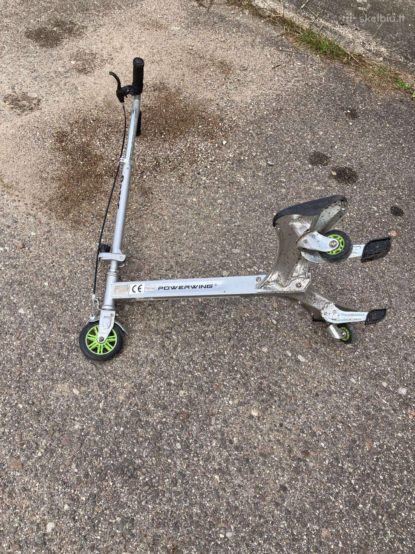 Paspirtukas su trim ratais