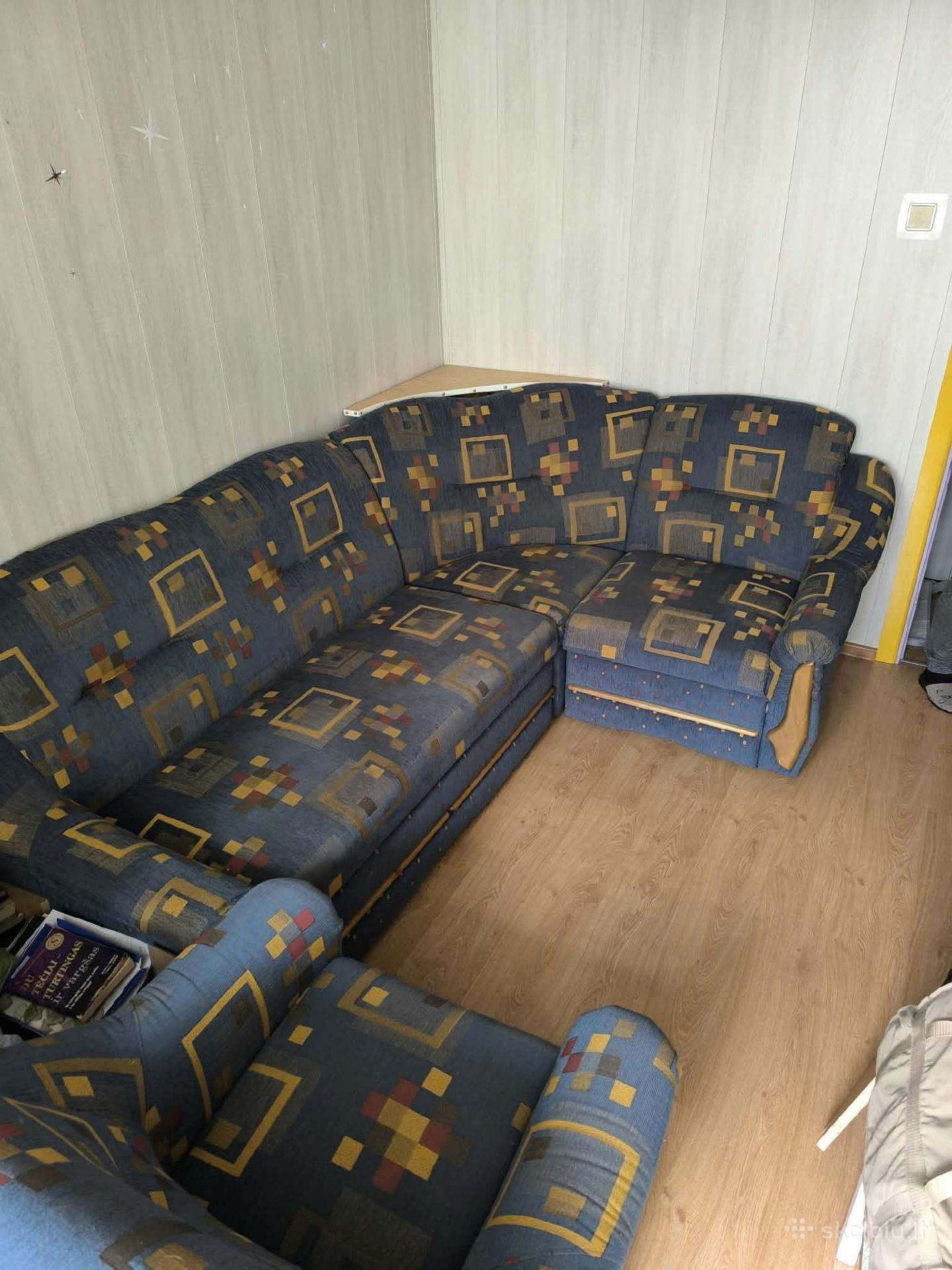 Parduodamas kampas su miegama dalimi ir foteliu