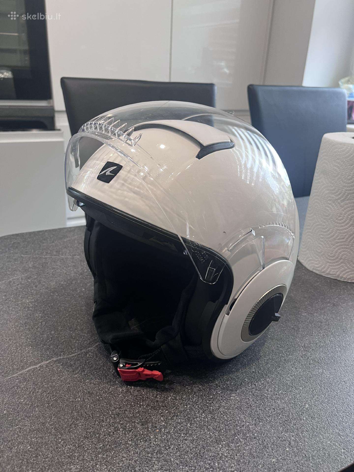 Motorolerio šalmas shark
