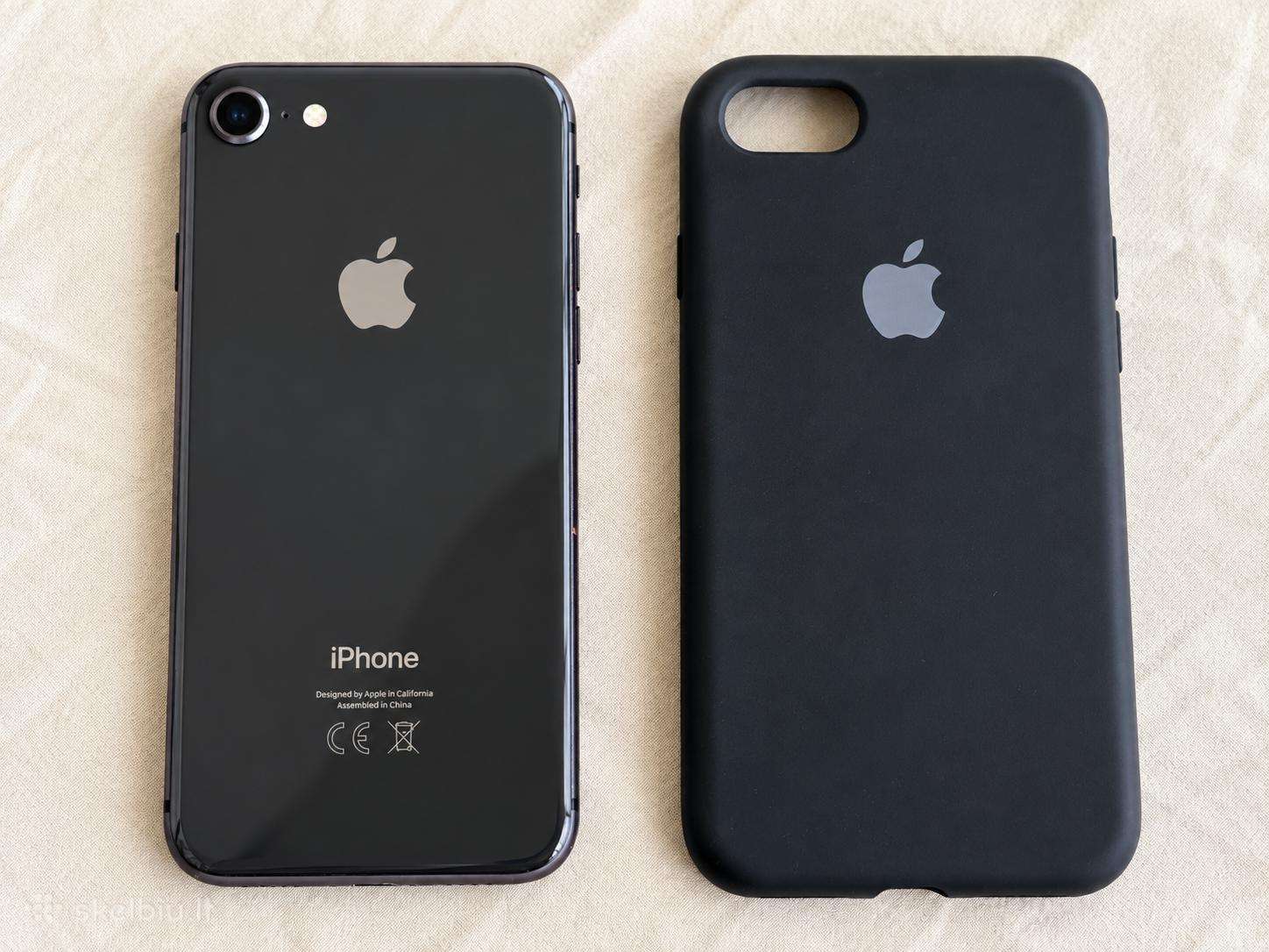 Apple iPhone 8 64 GB + Apple dėkliukas