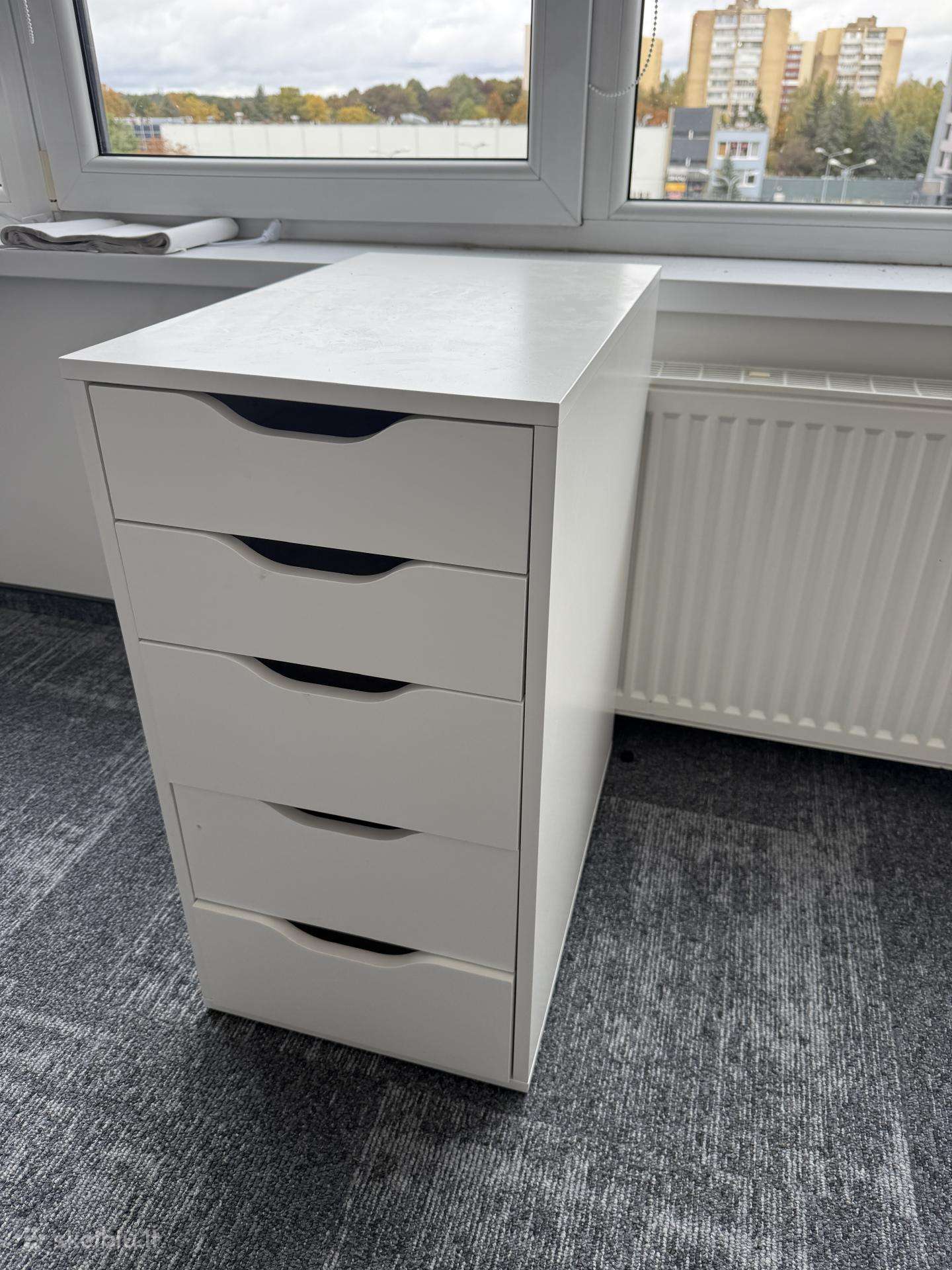 Ikea stalčiu spintelė.