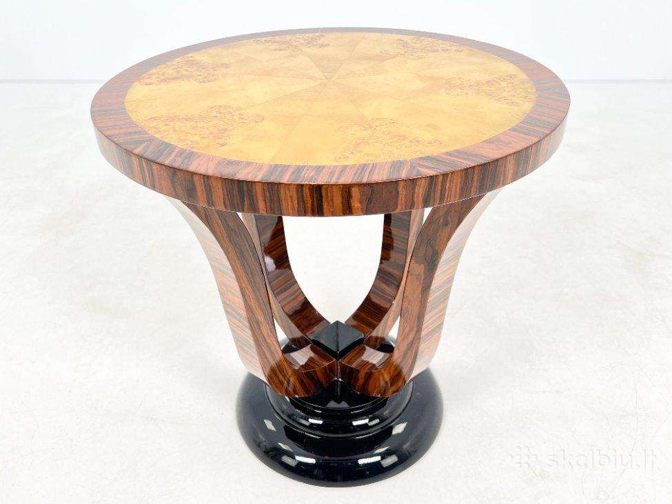 Art deco stiliaus riešutmedžio staliukas 5v