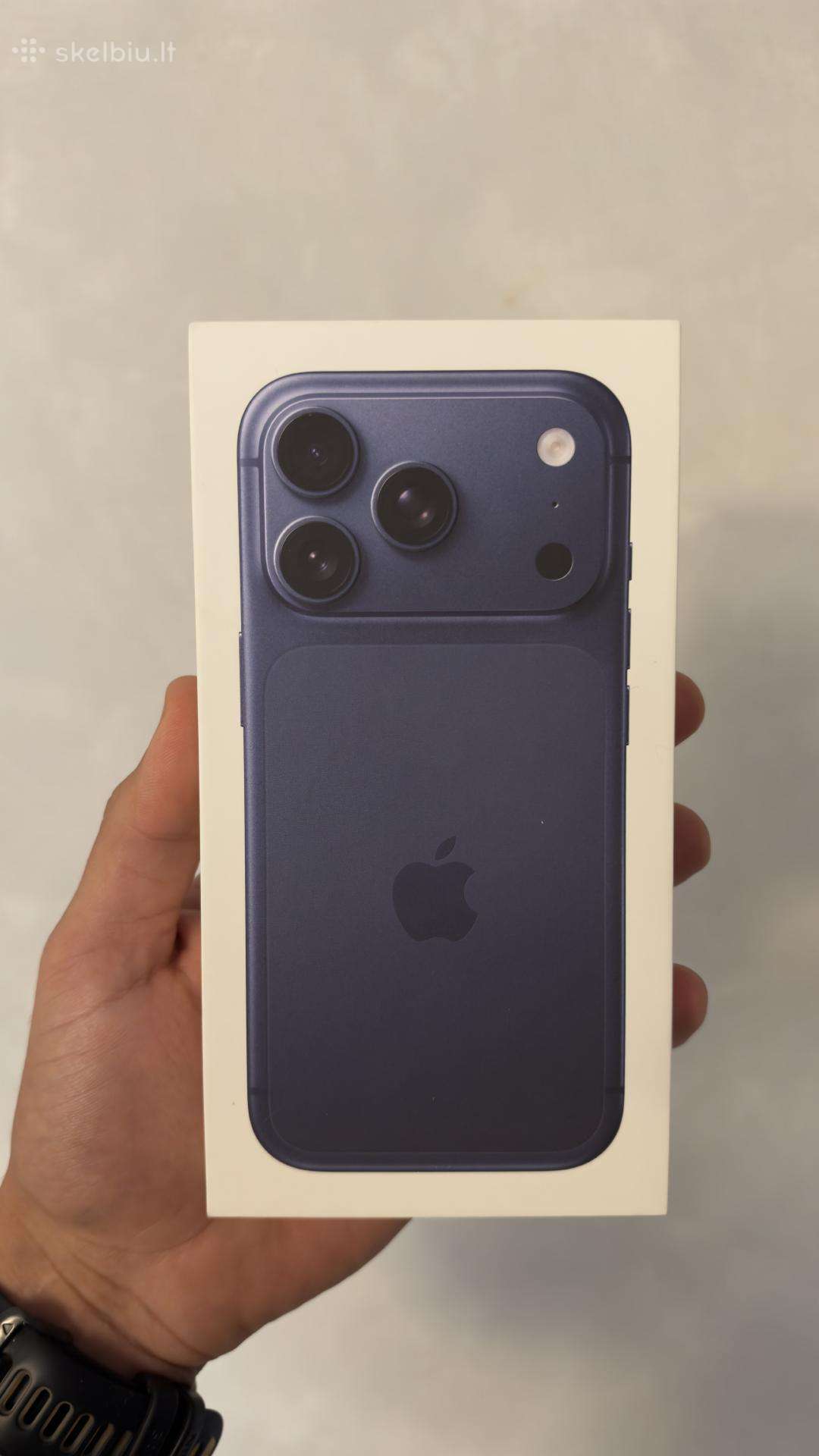 iPhone 17 pro 256gb deep blue