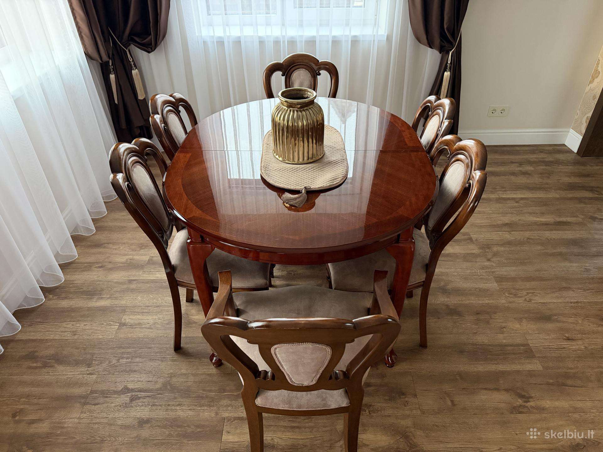 Klasikinis valgomojo stalas su 6 kėdėmis – 650 €