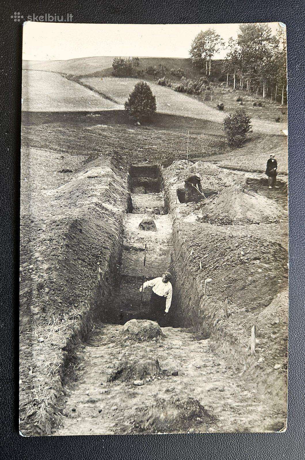 Velykuškių piliakalnio kasinėjimai. 1933 m.