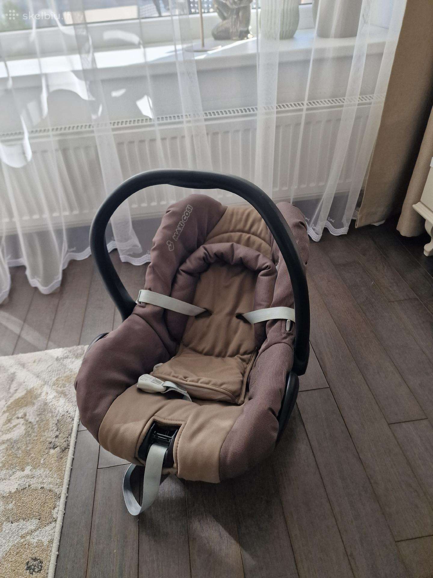 Automobilinė kėdutė bei nešyklė naujagimiui.