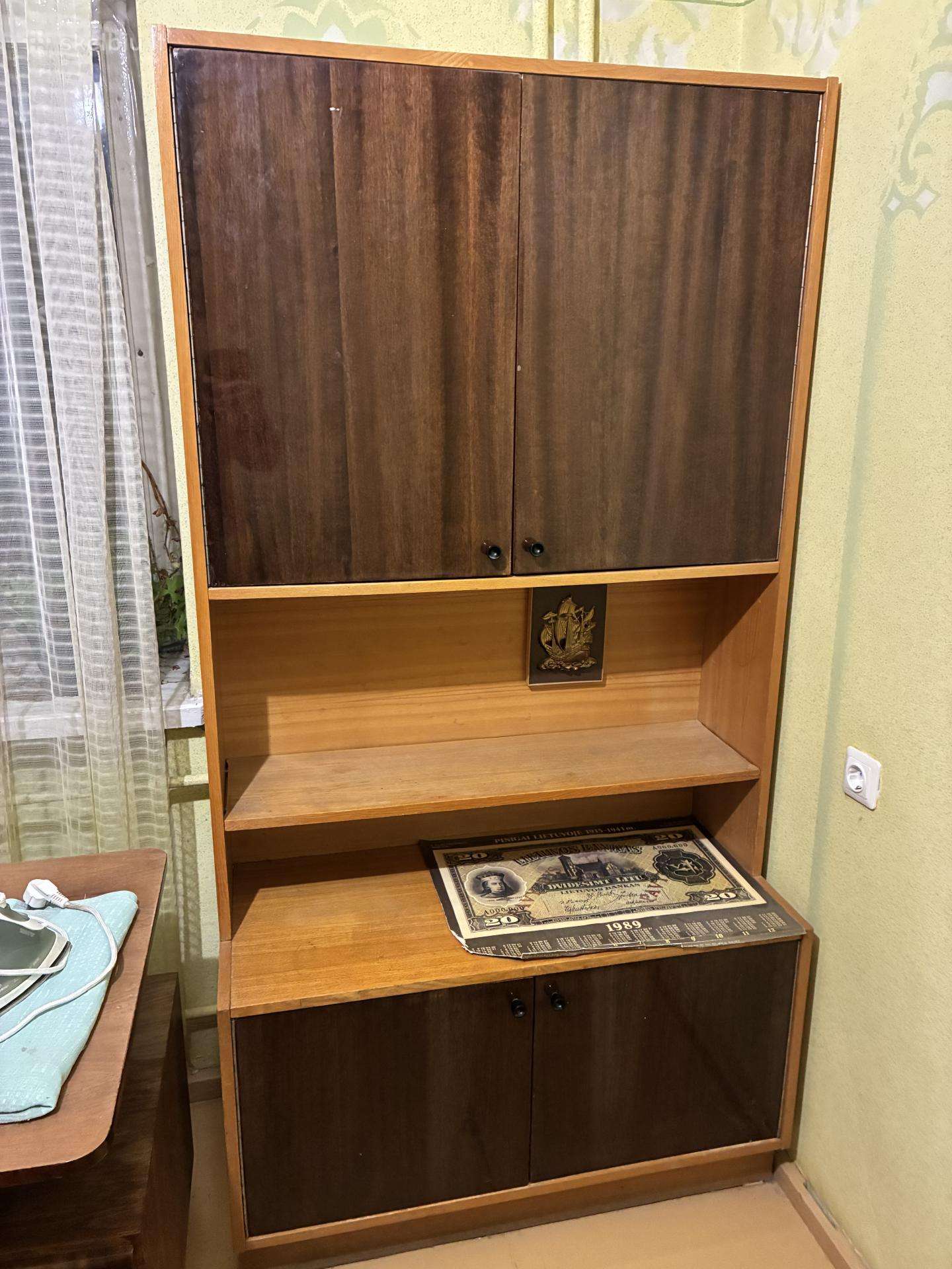 Medinė sekcija su stikline vitrina