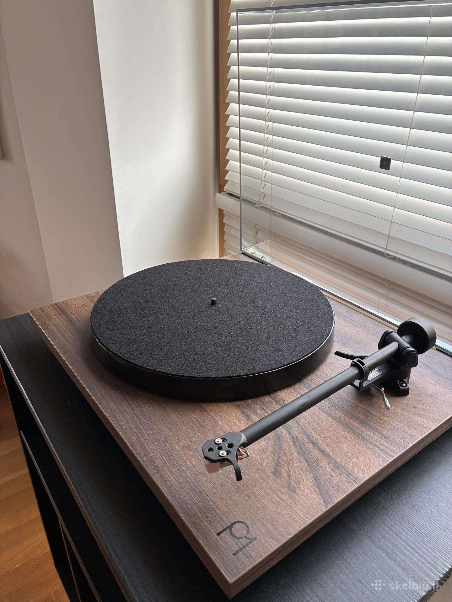 Rega Planar 1 Plus + Rega Fono Mm Mk5 + komoda