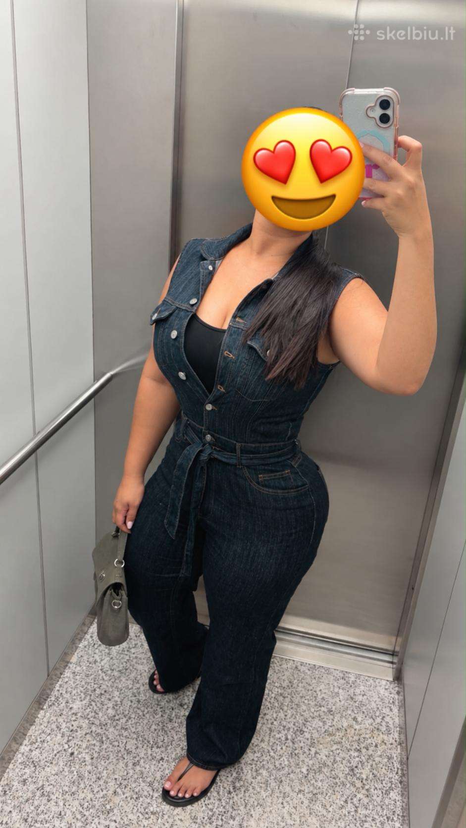 Beautiful Latina with a fantastic ass.