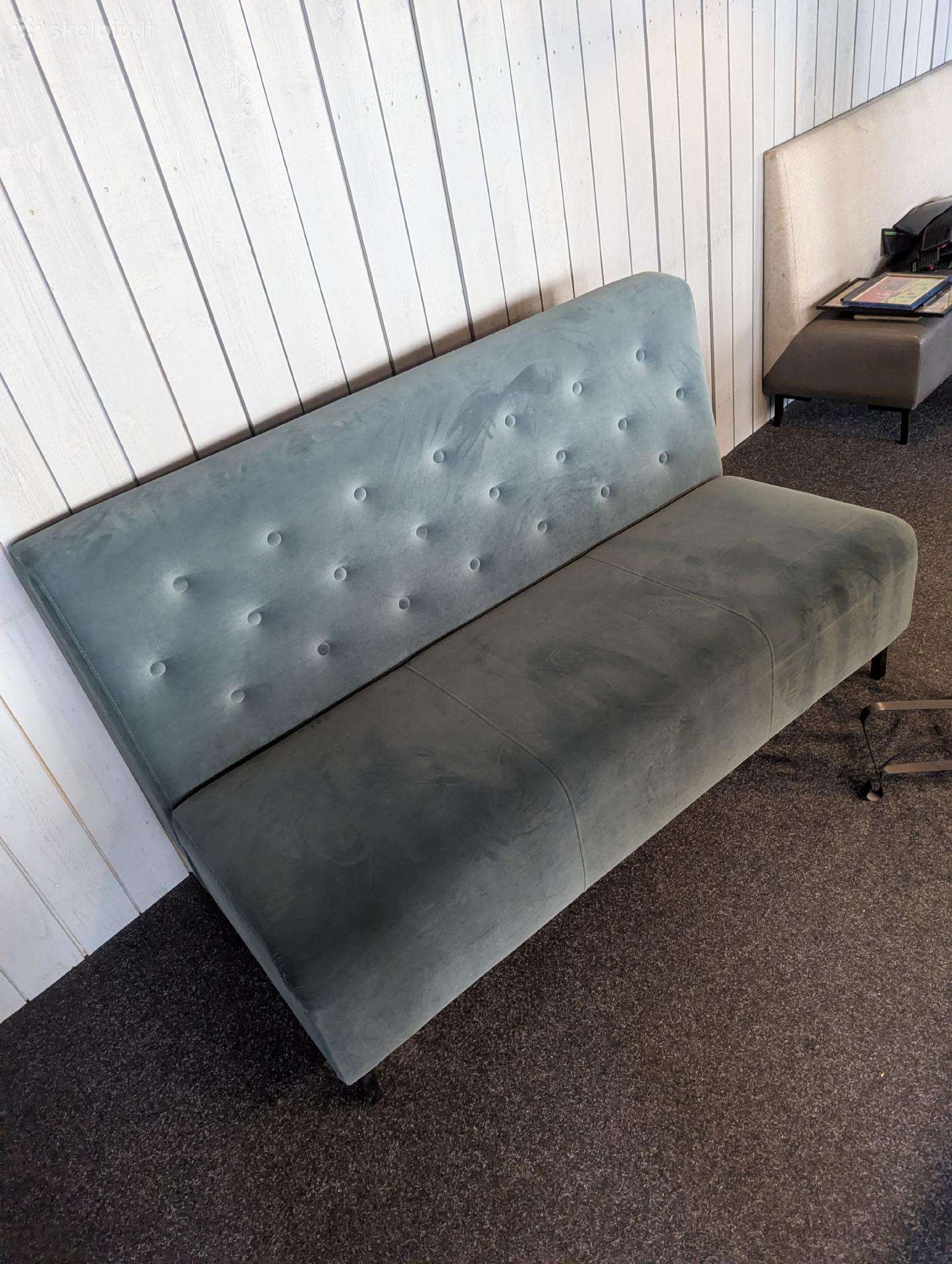 Veliūrinė sofa