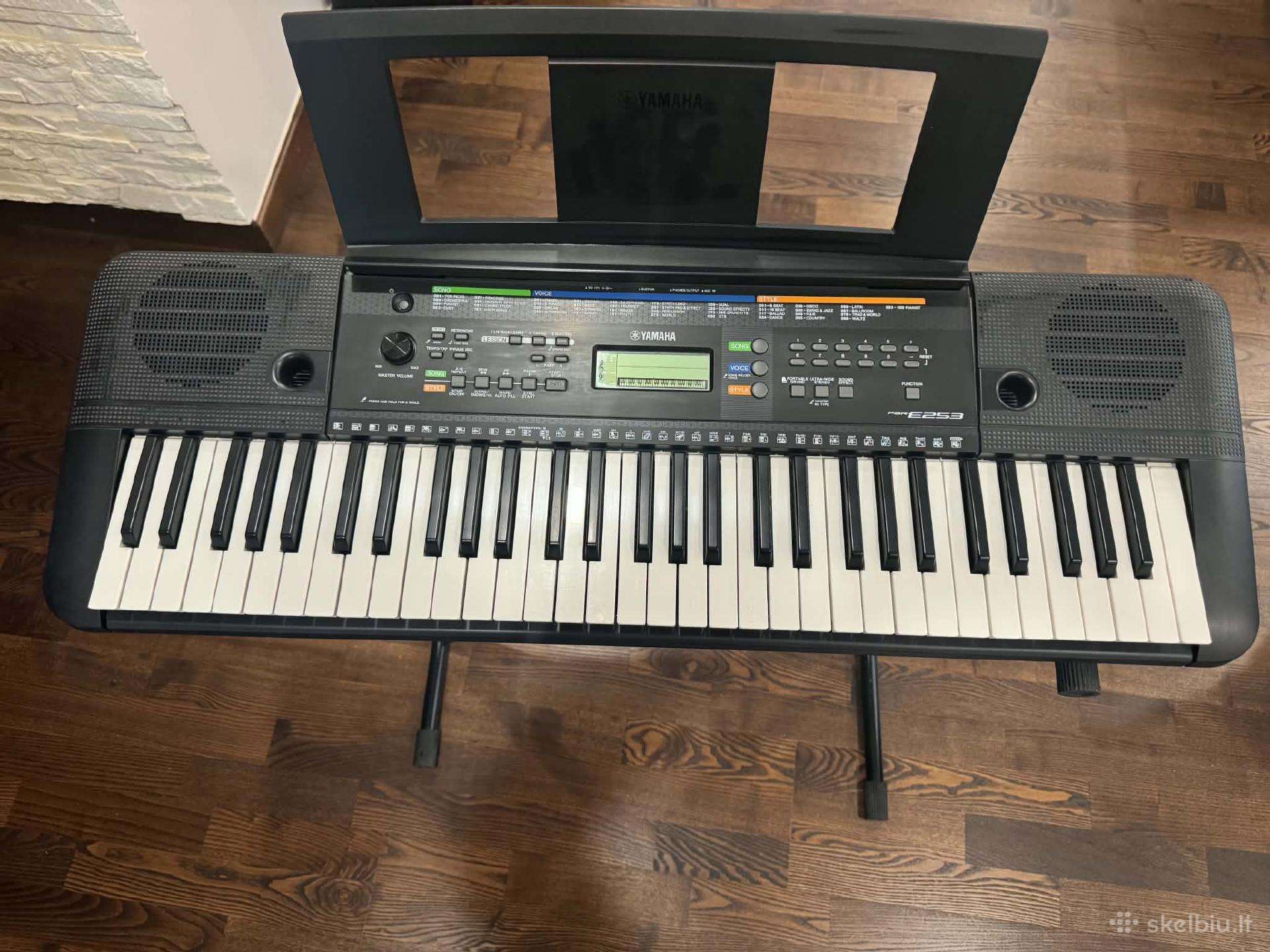 Parduodamas akordeonas ir Yamaha Psr-e253 sintezat