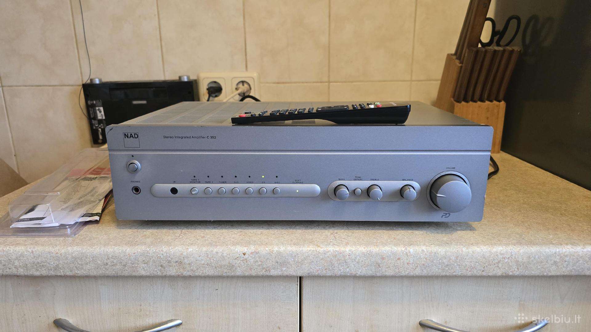 Nad C525bee stiprintuvas su distanciniu pultu.