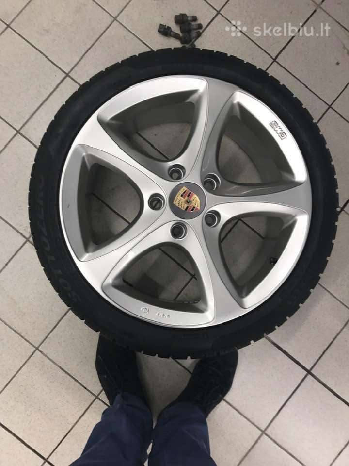 Porsche 911 ratai su Pirelli Ms padangomis.