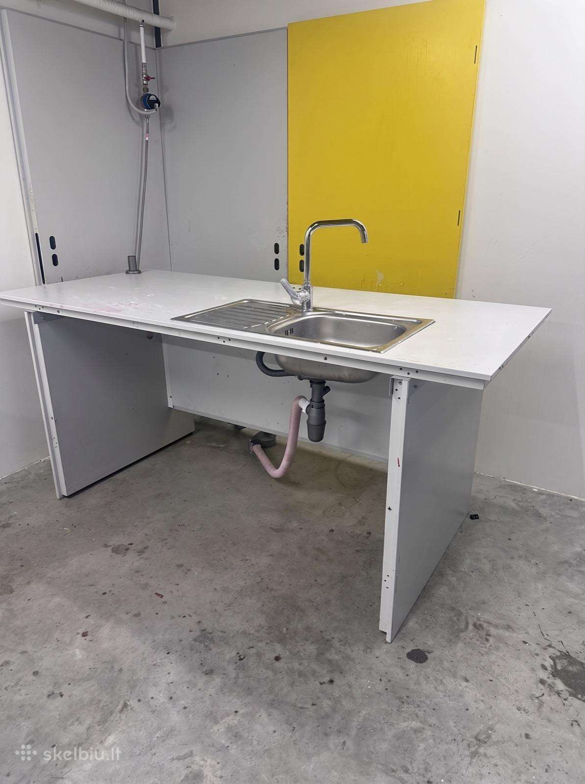 Rytenos durys, stalai ir praustuvė. Viskas už 50 €