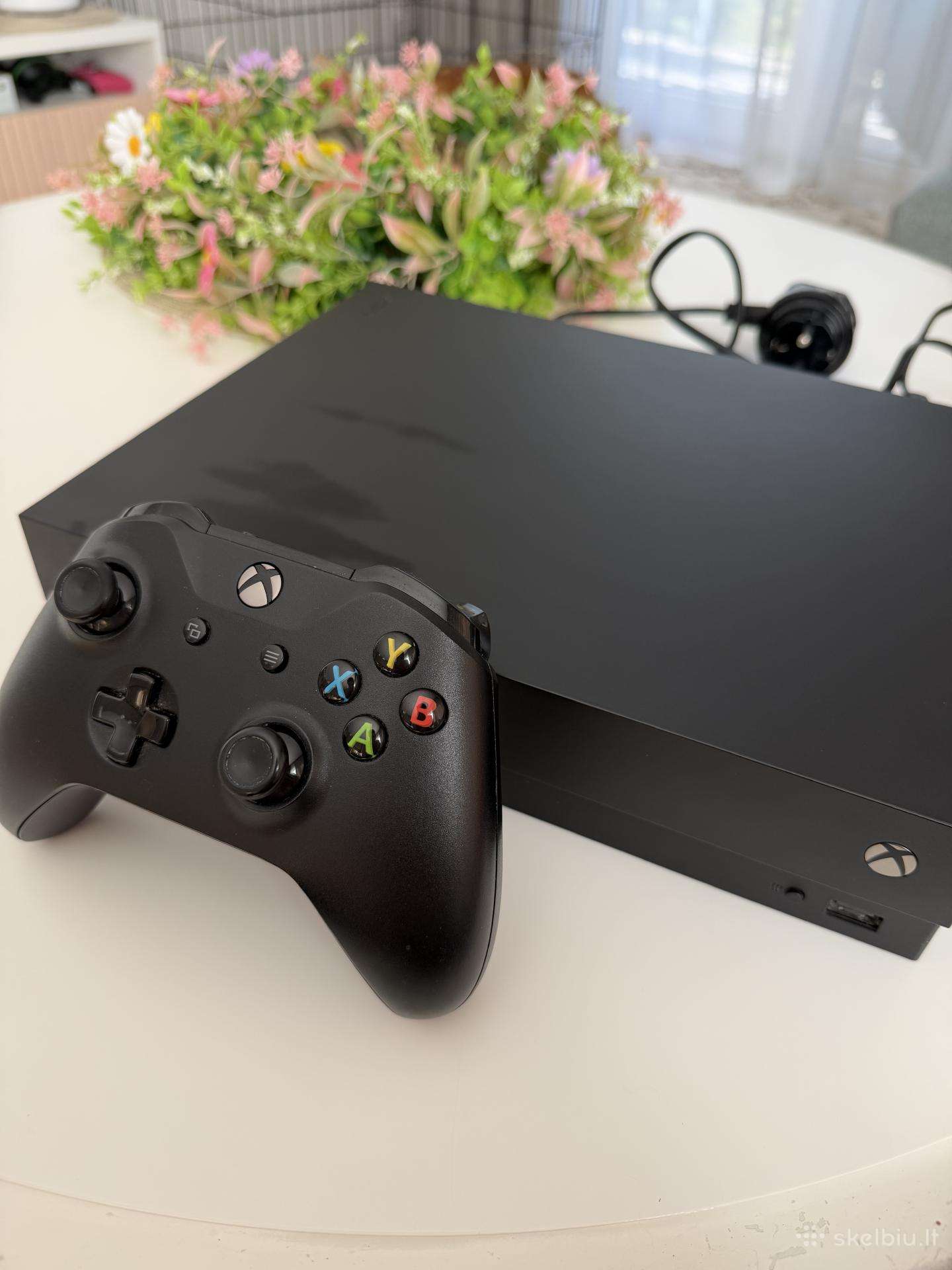 Xbox One X 1tb + originalus pultelis + 4 žaidimai