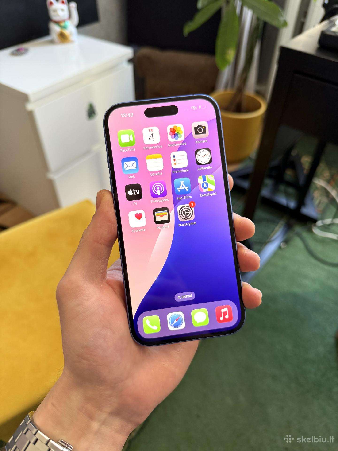 iPhone 16 Blue